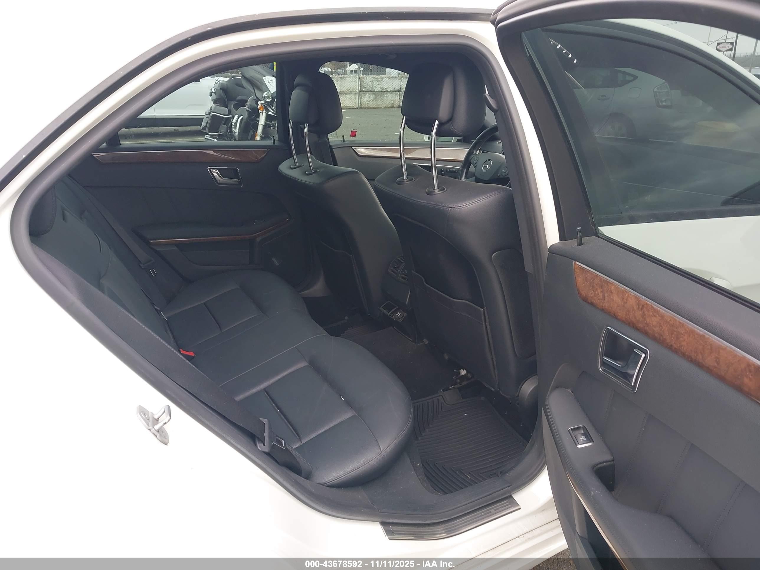MERCEDES-BENZ E image 8