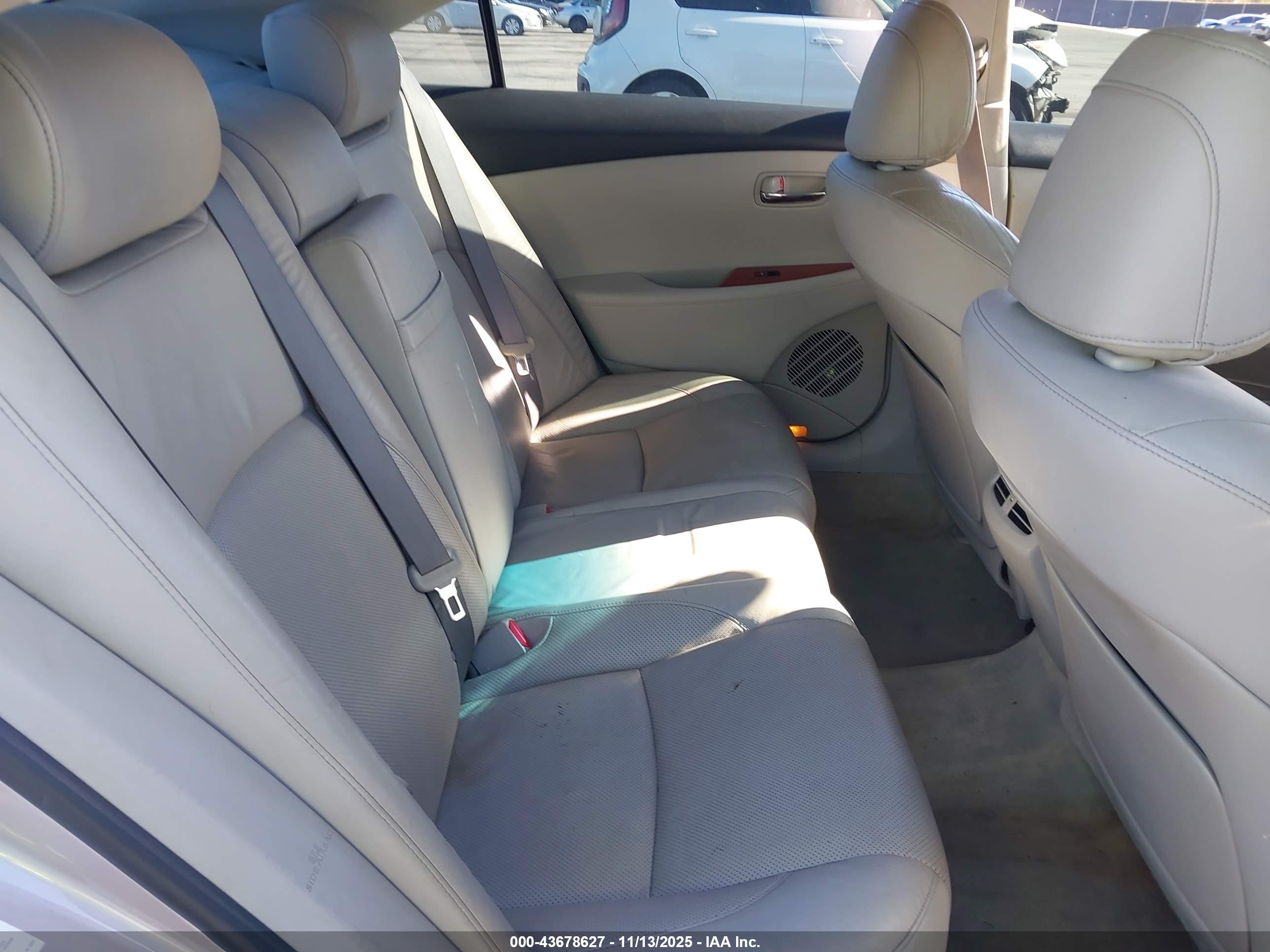 LEXUS ES image 8