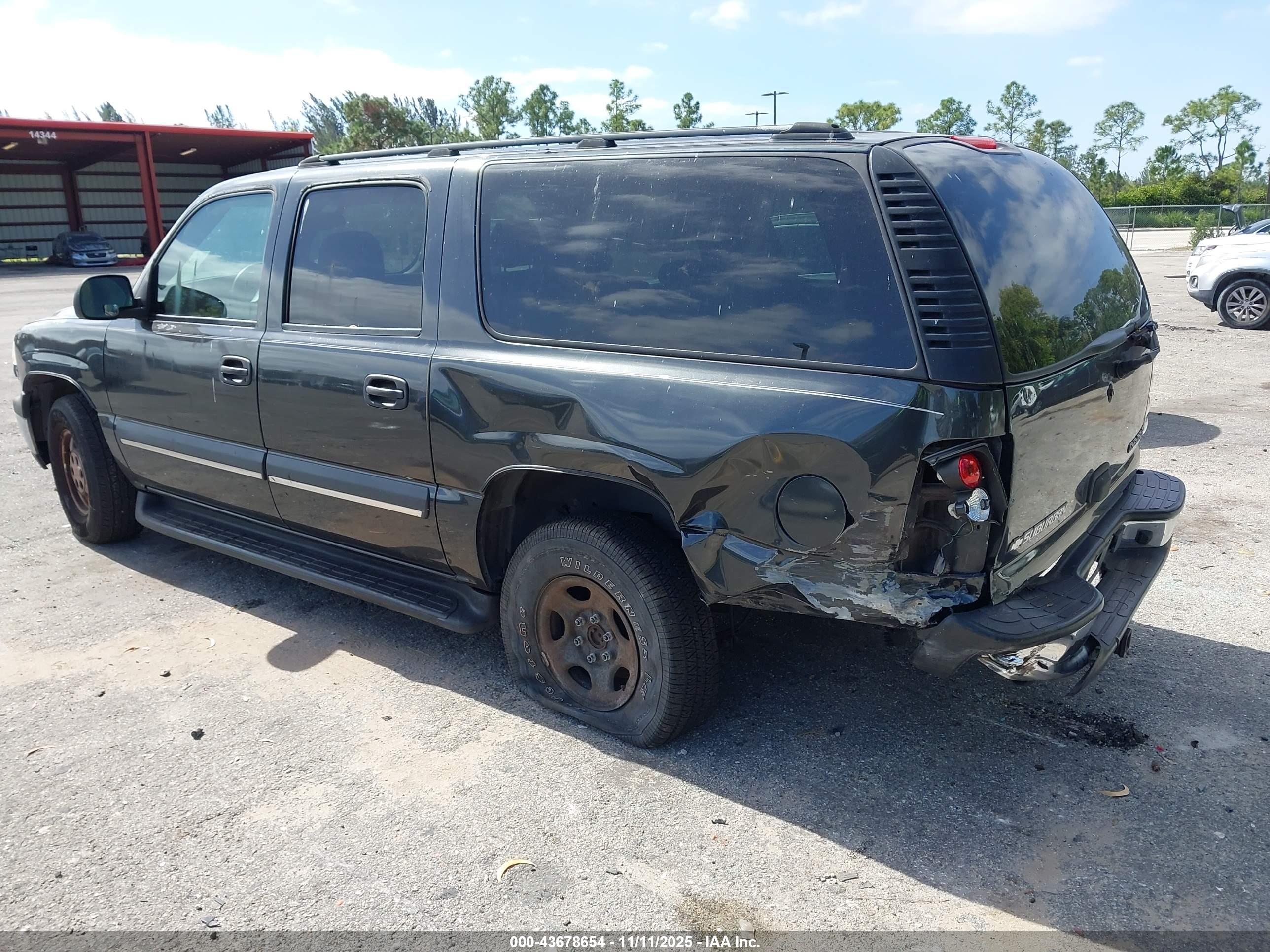 CHEVROLET SUBURBAN image 3