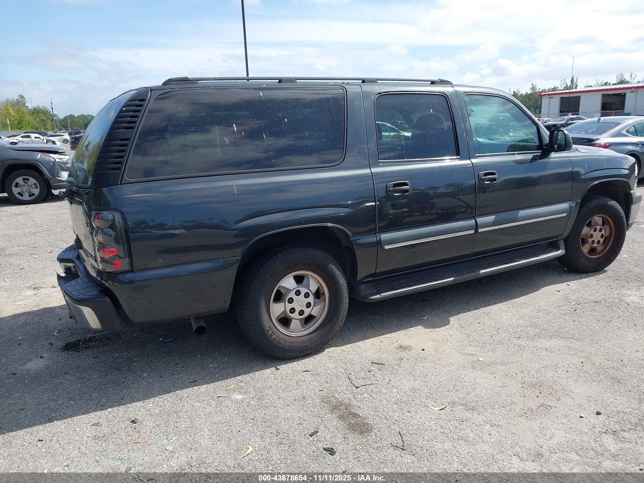 CHEVROLET SUBURBAN image 4