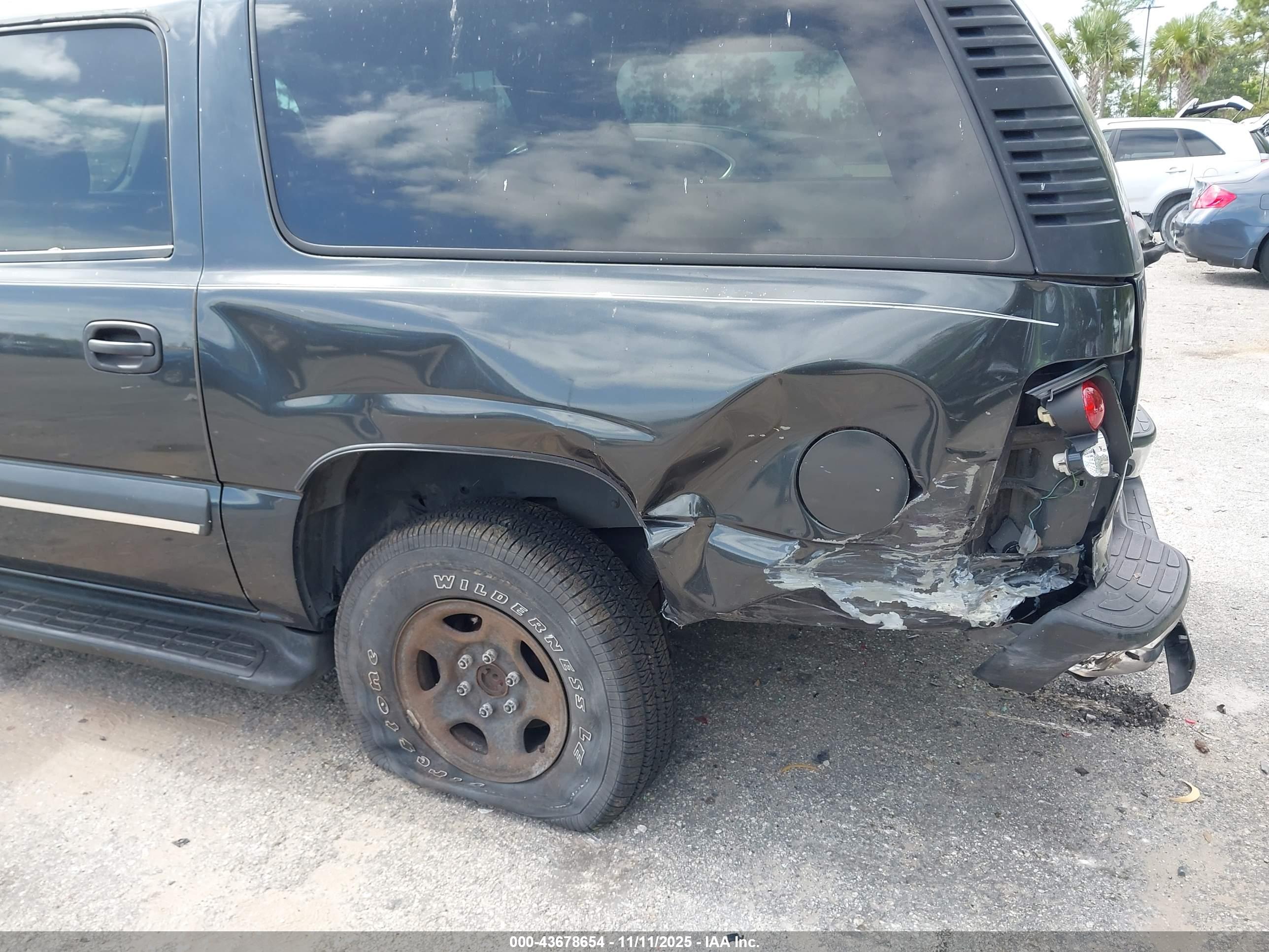 CHEVROLET SUBURBAN image 6
