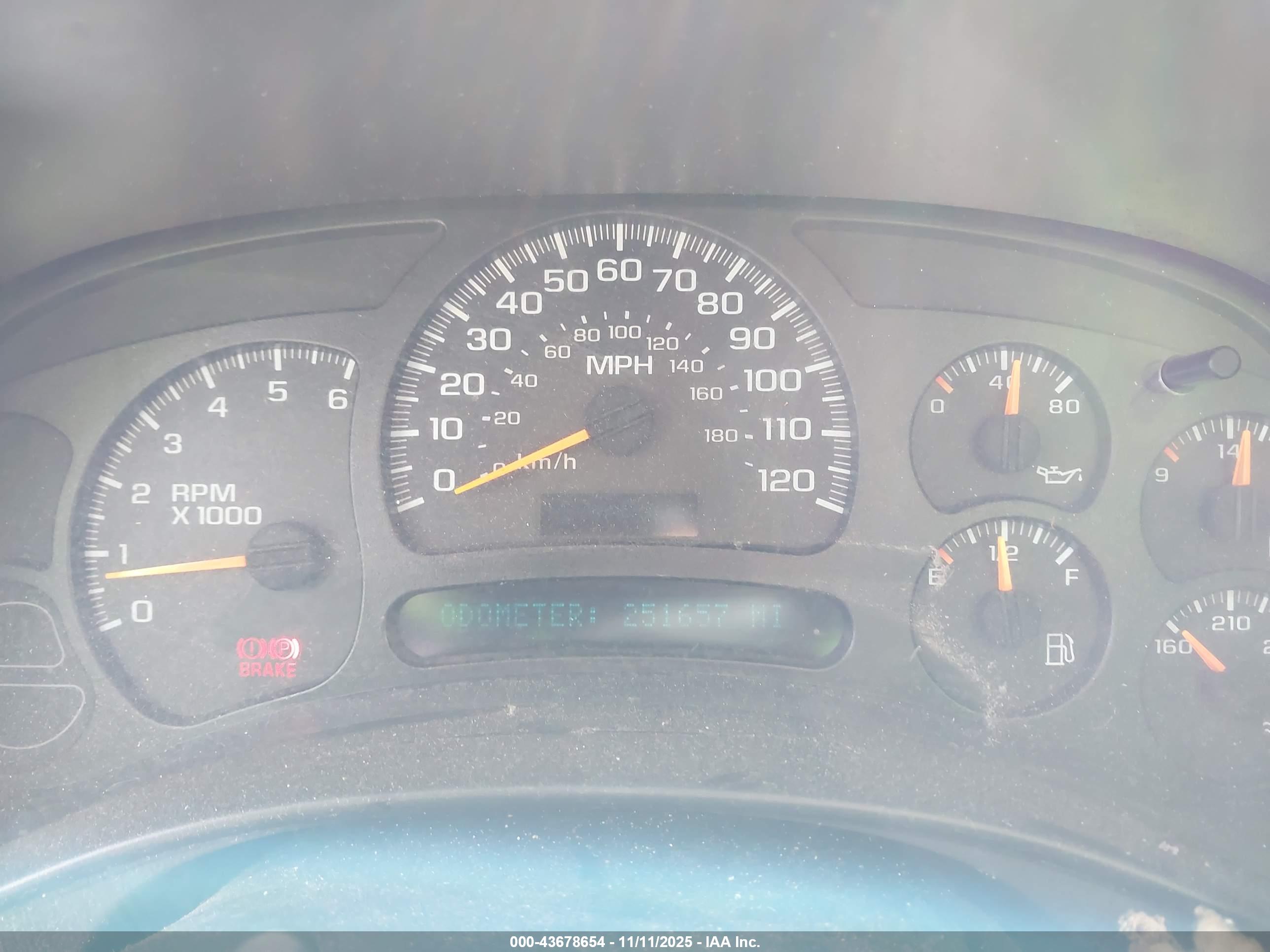 CHEVROLET SUBURBAN image 7