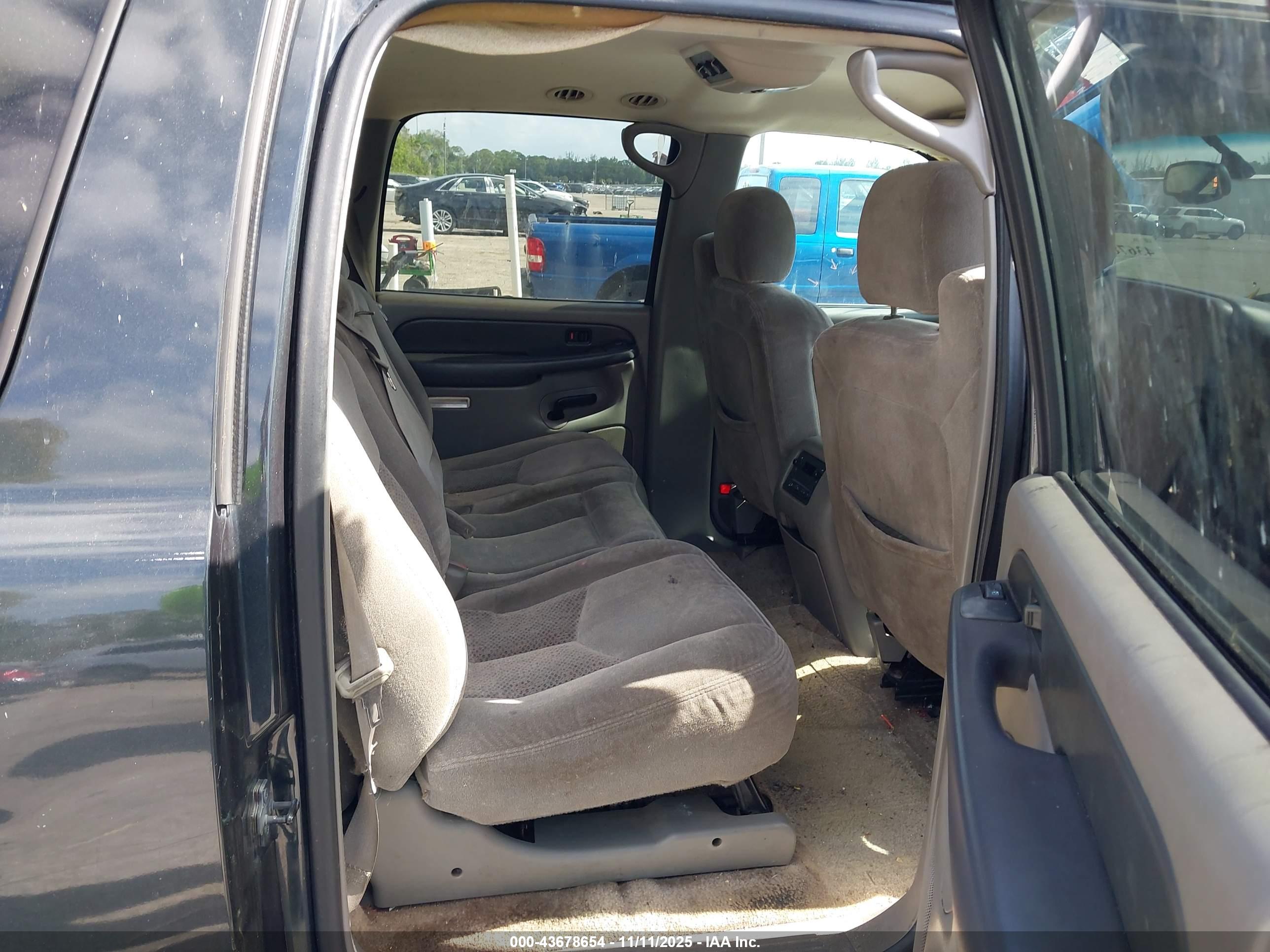 CHEVROLET SUBURBAN image 8