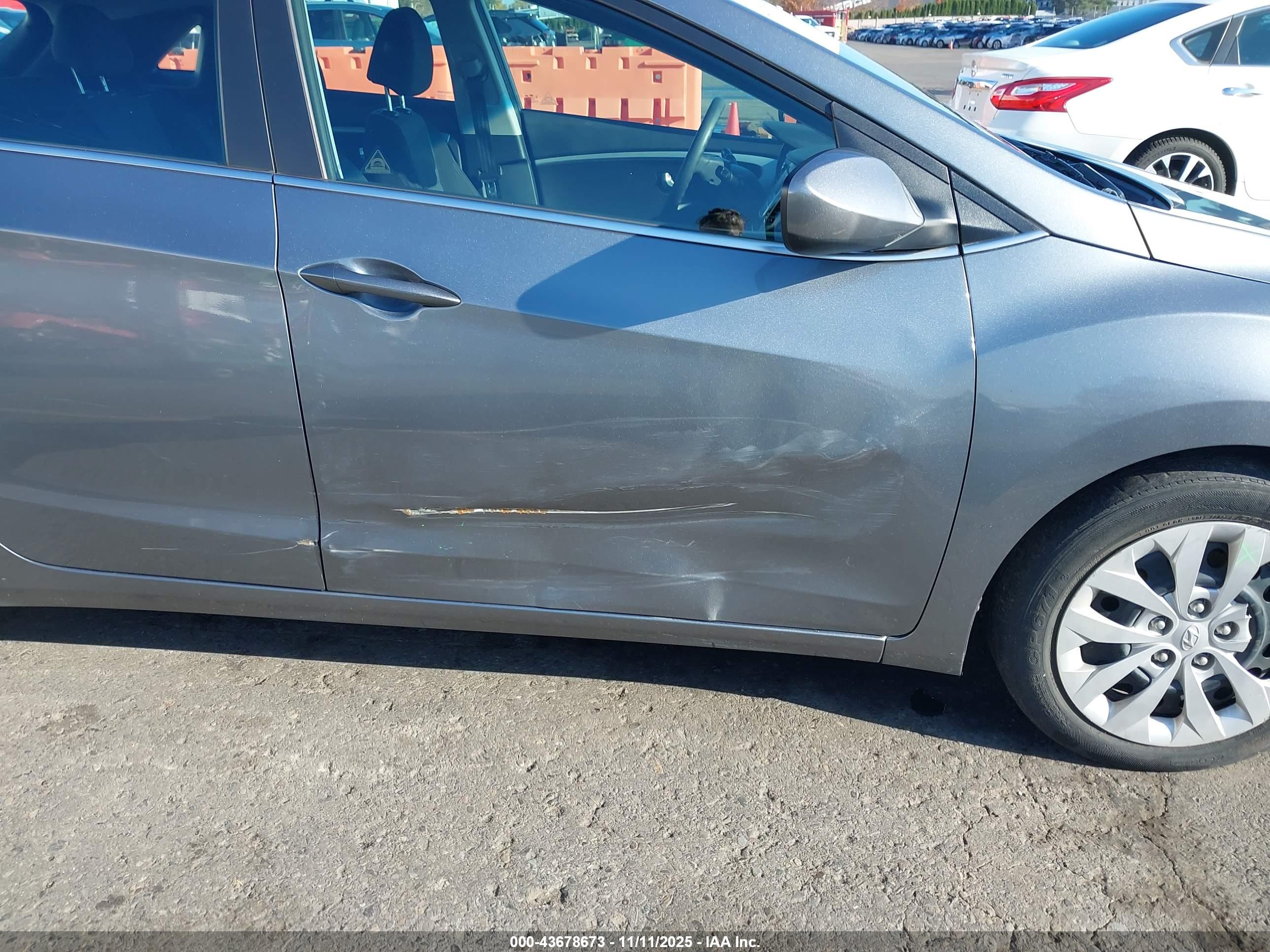 HYUNDAI ELANTRA image 6
