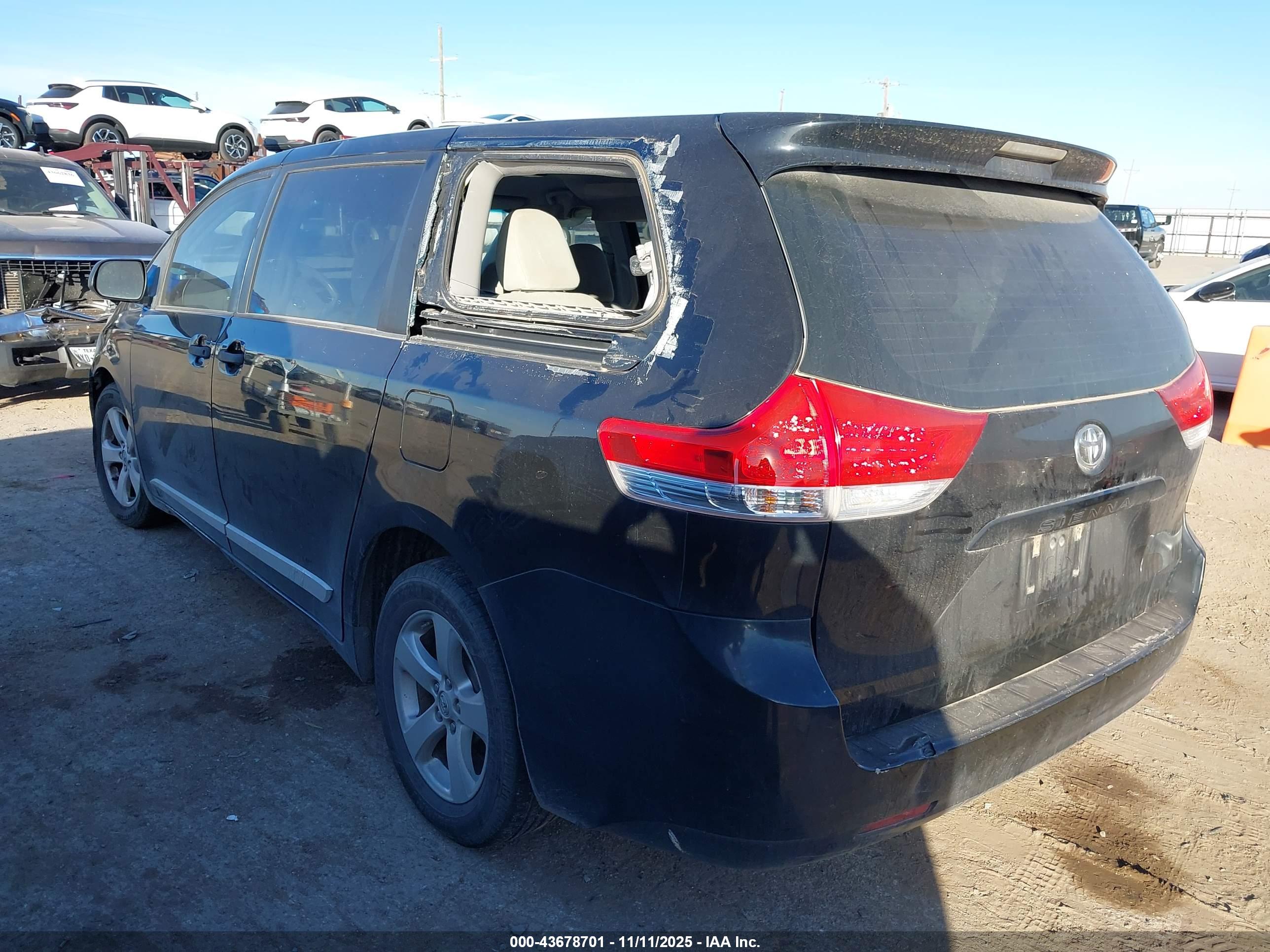 TOYOTA SIENNA image 3