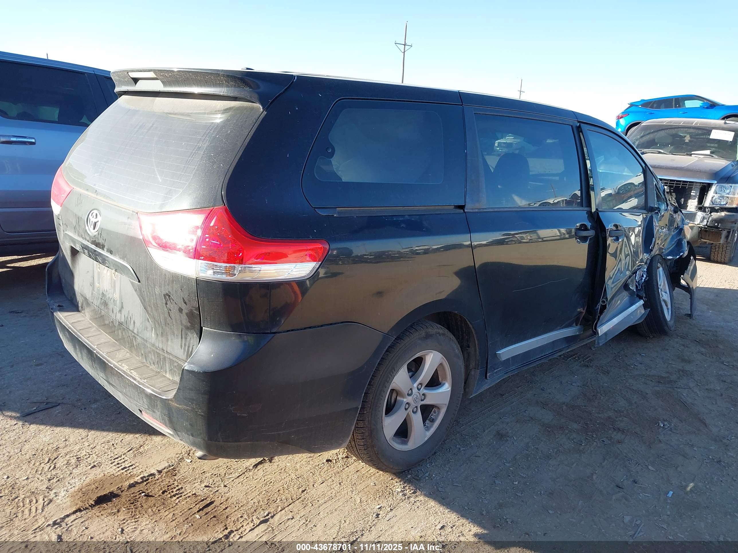 TOYOTA SIENNA image 4