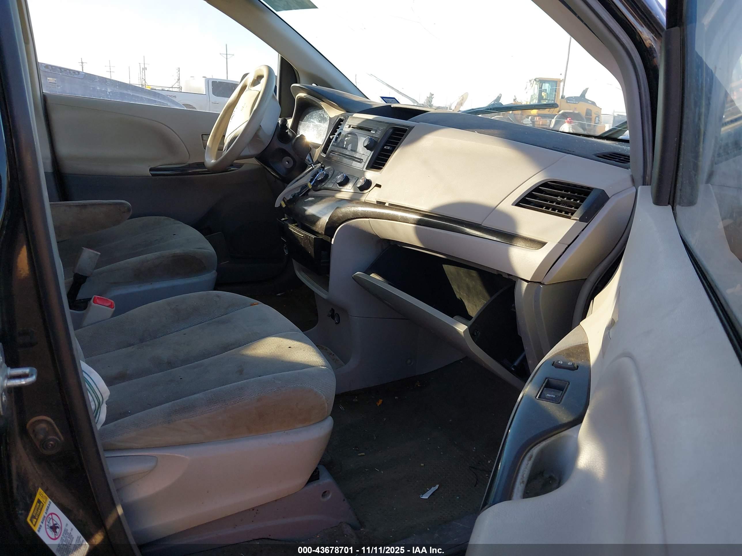 TOYOTA SIENNA image 5