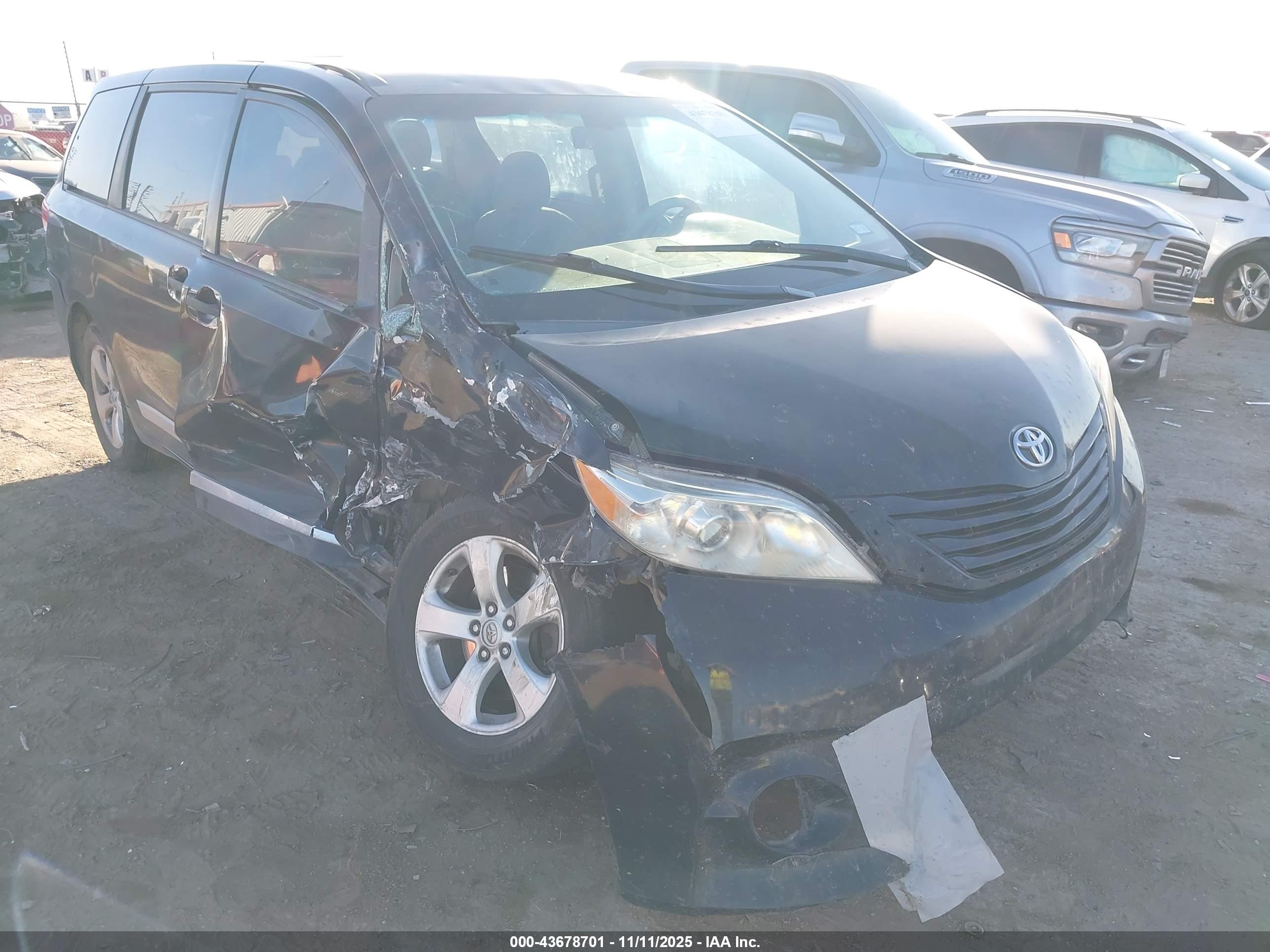 TOYOTA SIENNA image 6