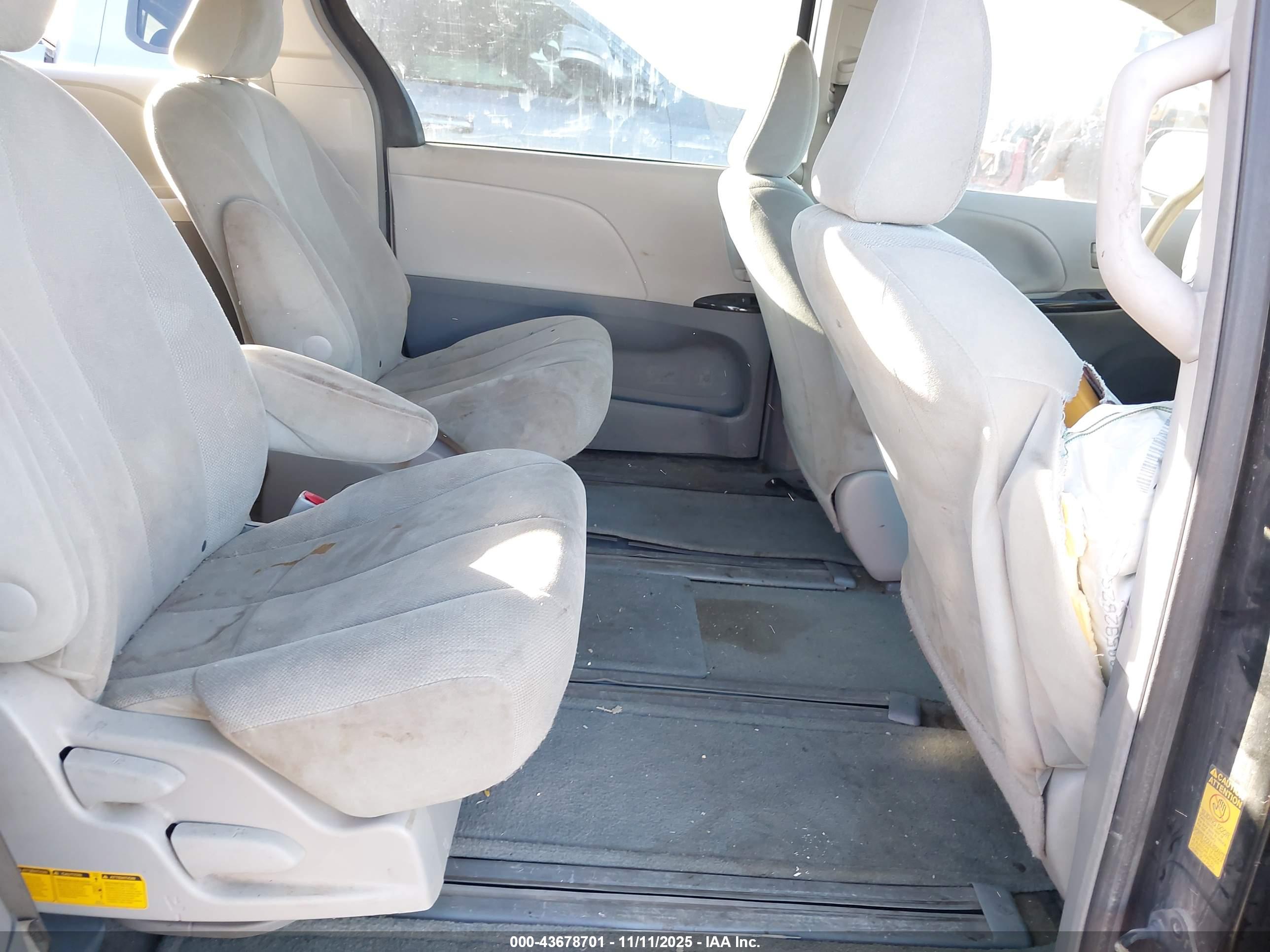 TOYOTA SIENNA image 8