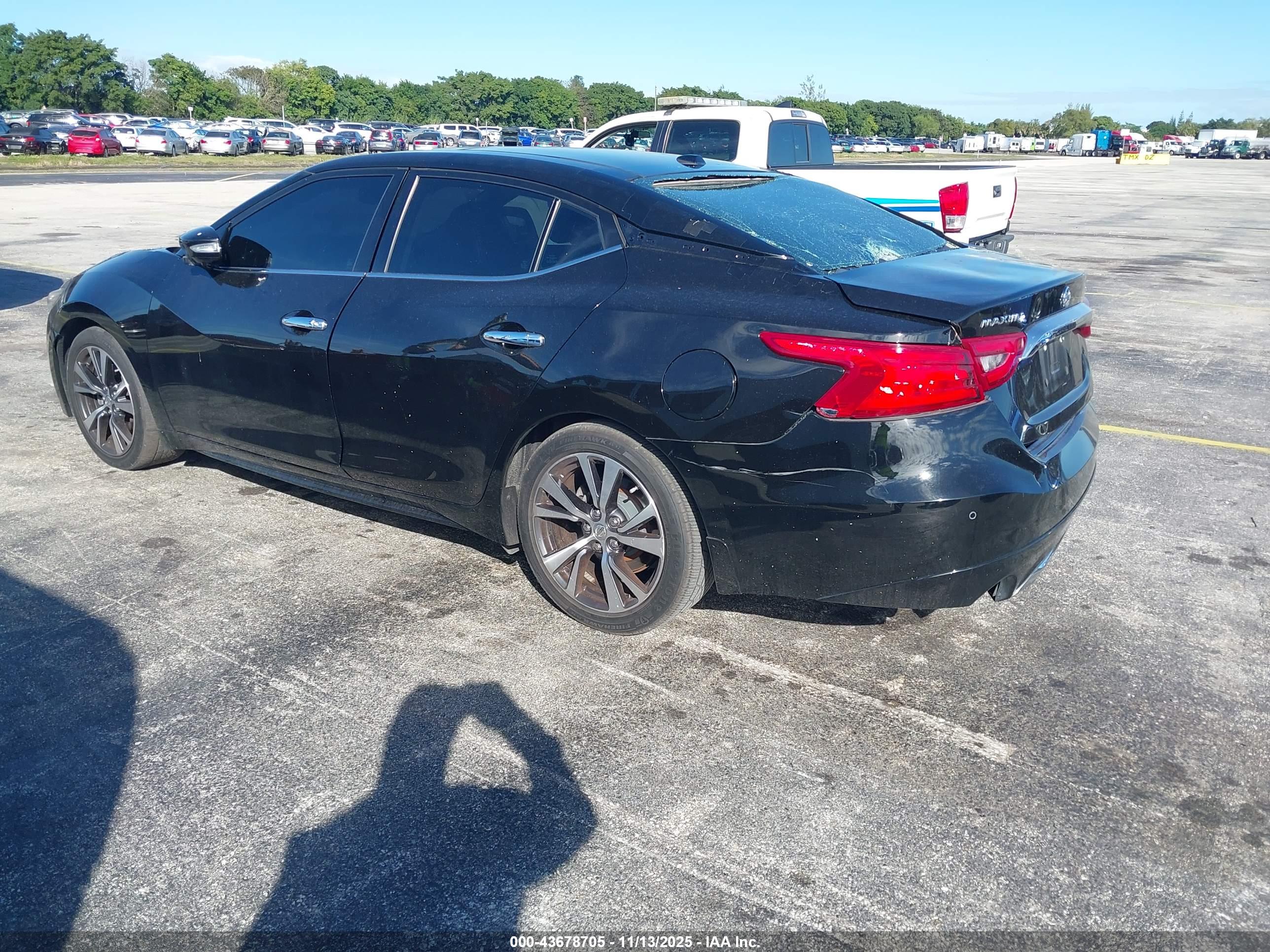 NISSAN MAXIMA image 3