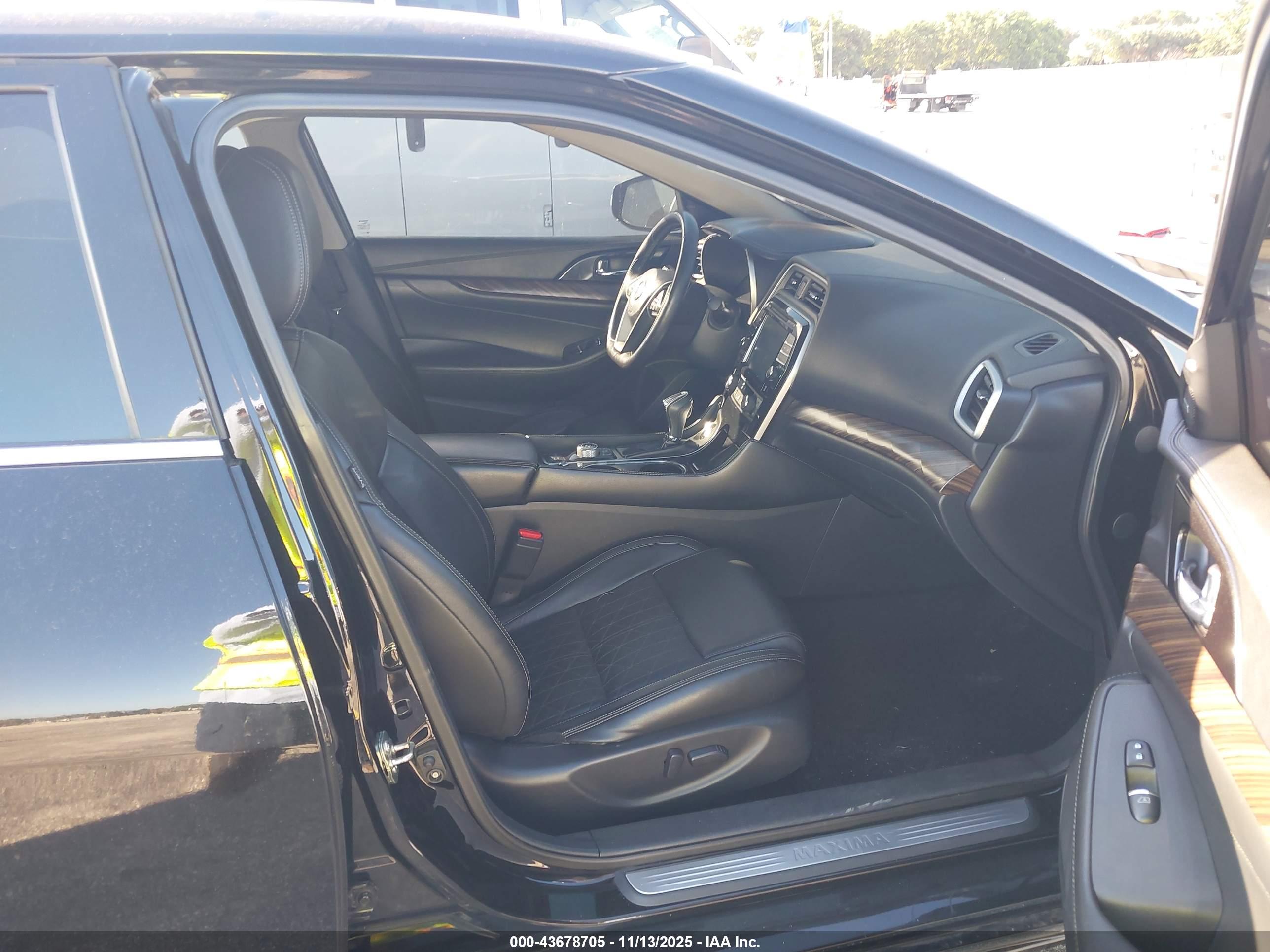 NISSAN MAXIMA image 8