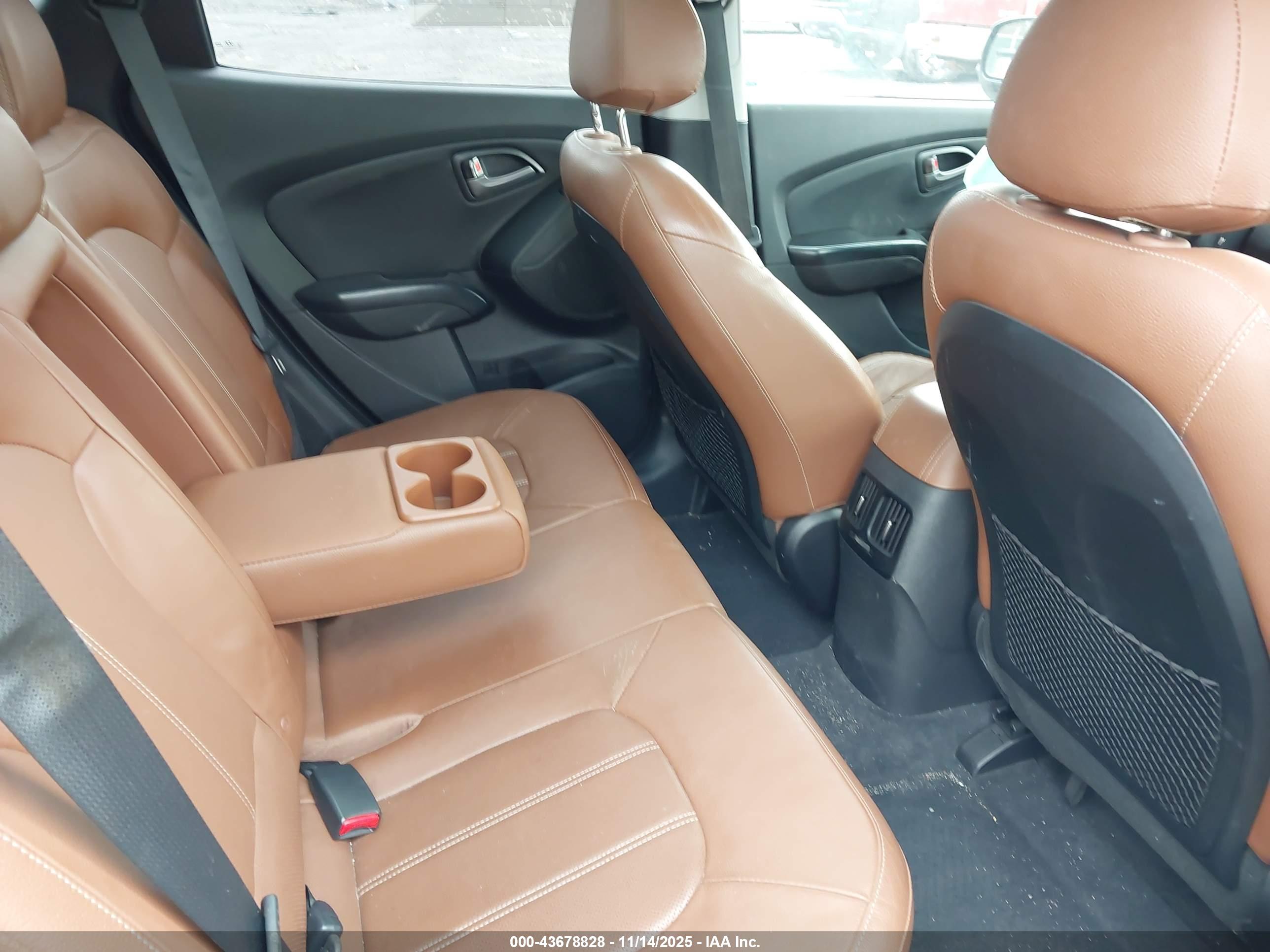 HYUNDAI TUCSON image 8