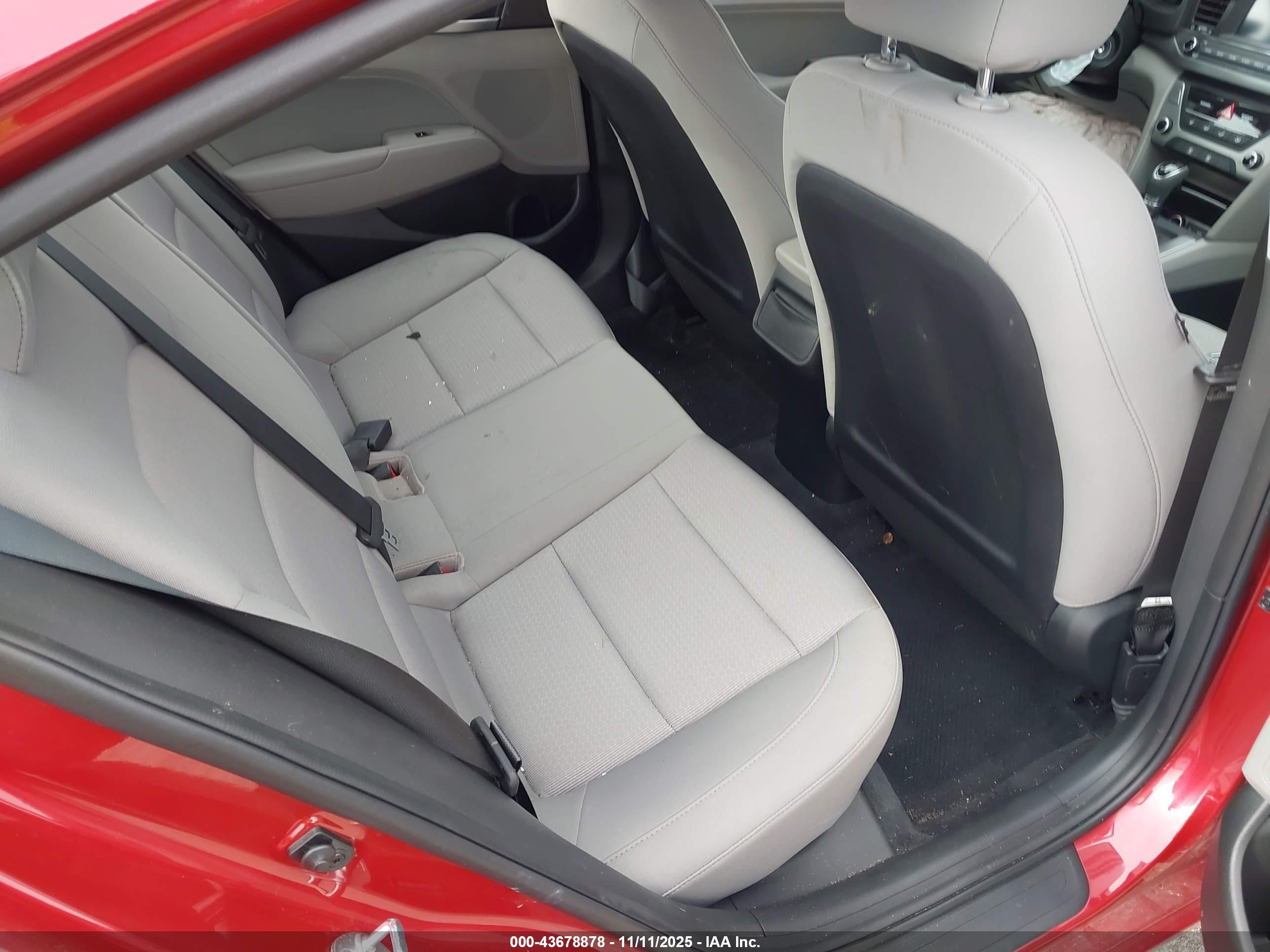 HYUNDAI ELANTRA image 8