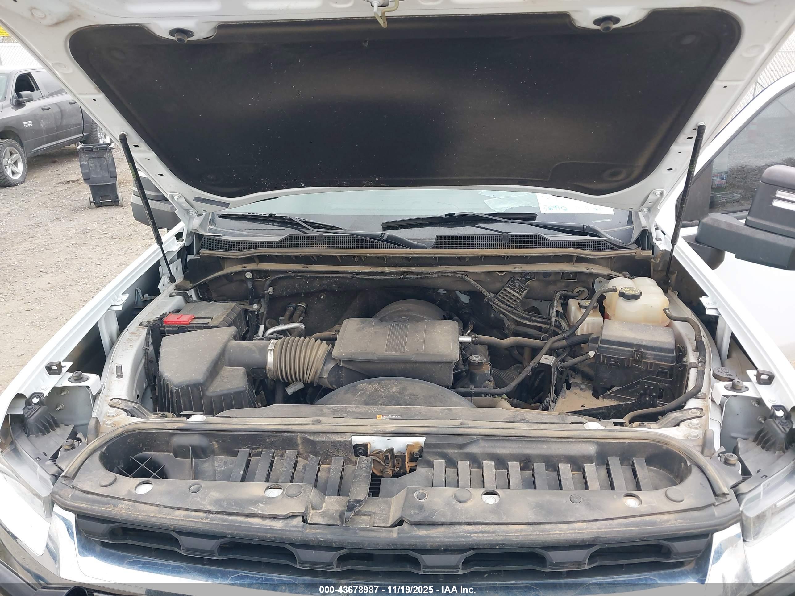 CHEVROLET SILVERADO image 10