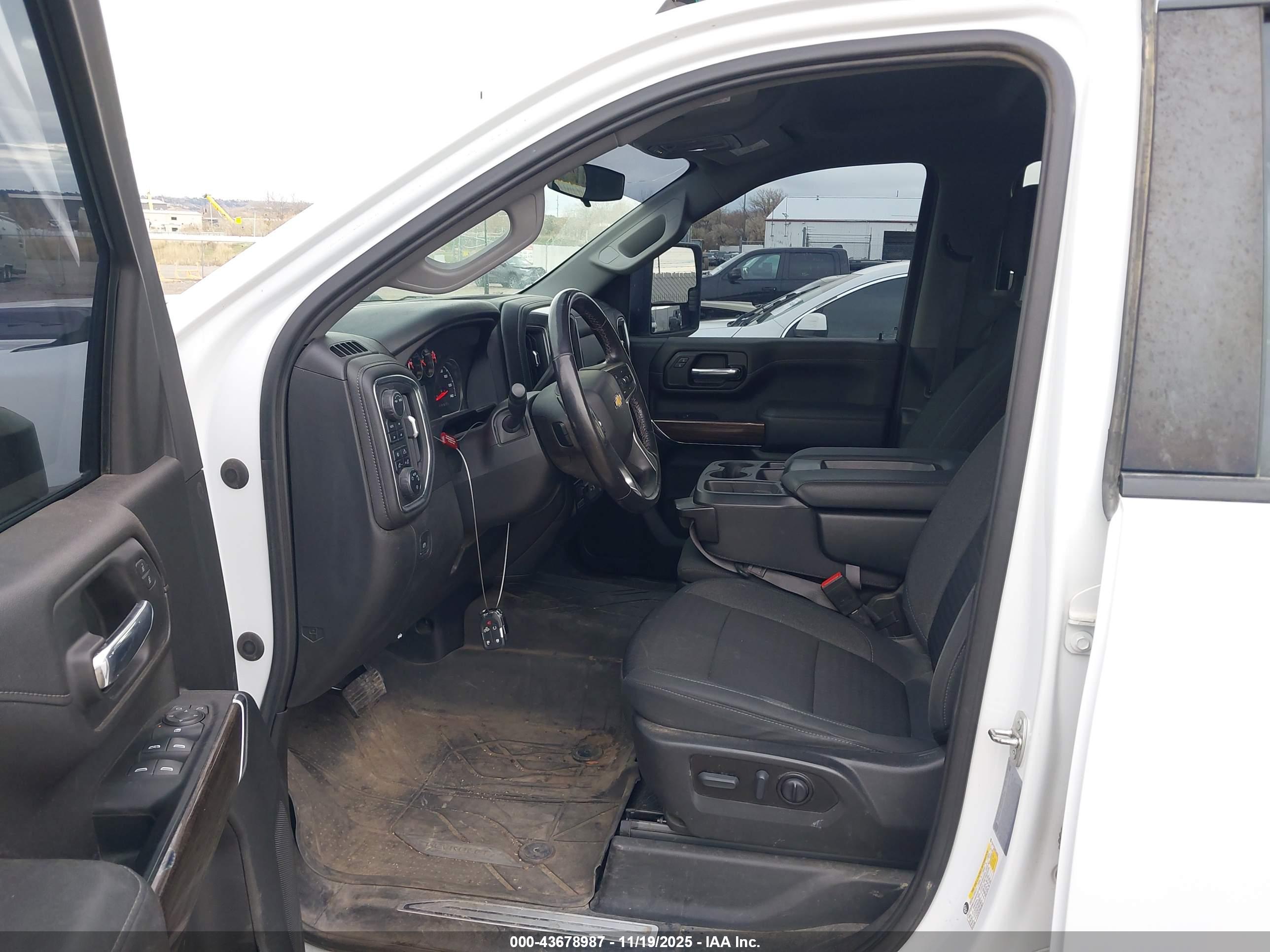 CHEVROLET SILVERADO image 7