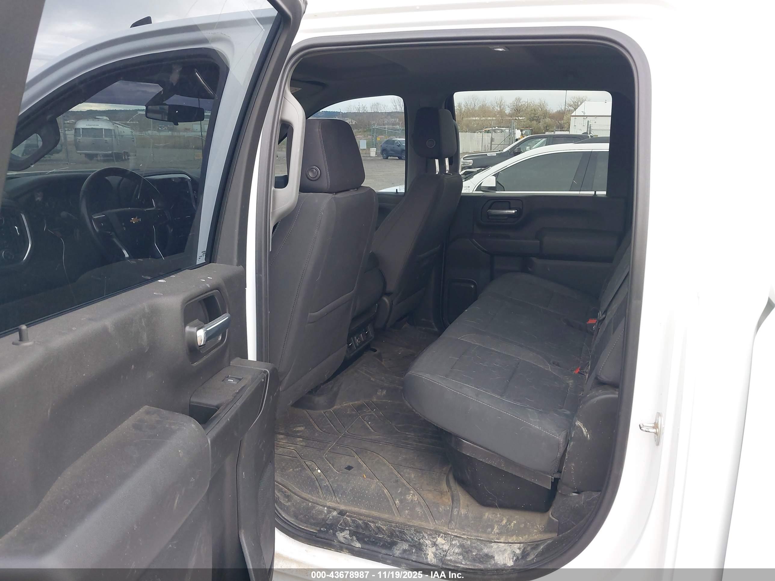CHEVROLET SILVERADO image 8