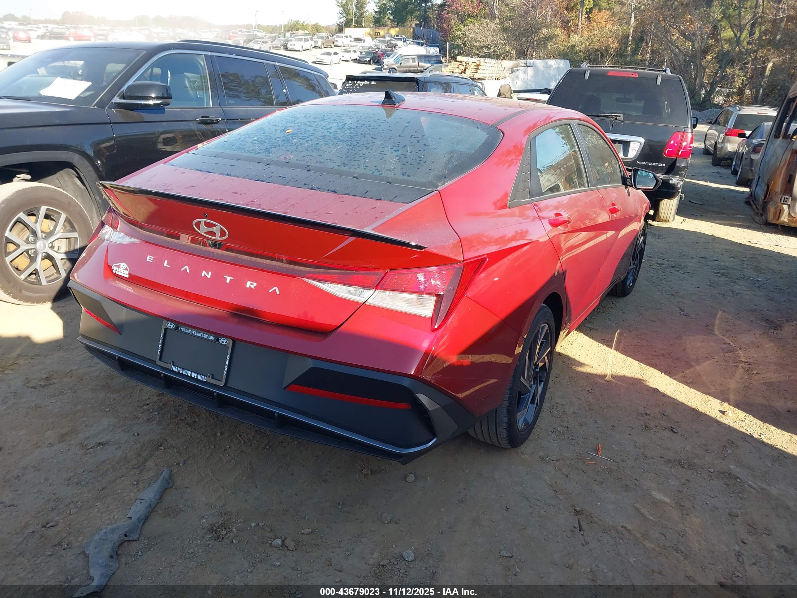 HYUNDAI ELANTRA image 4
