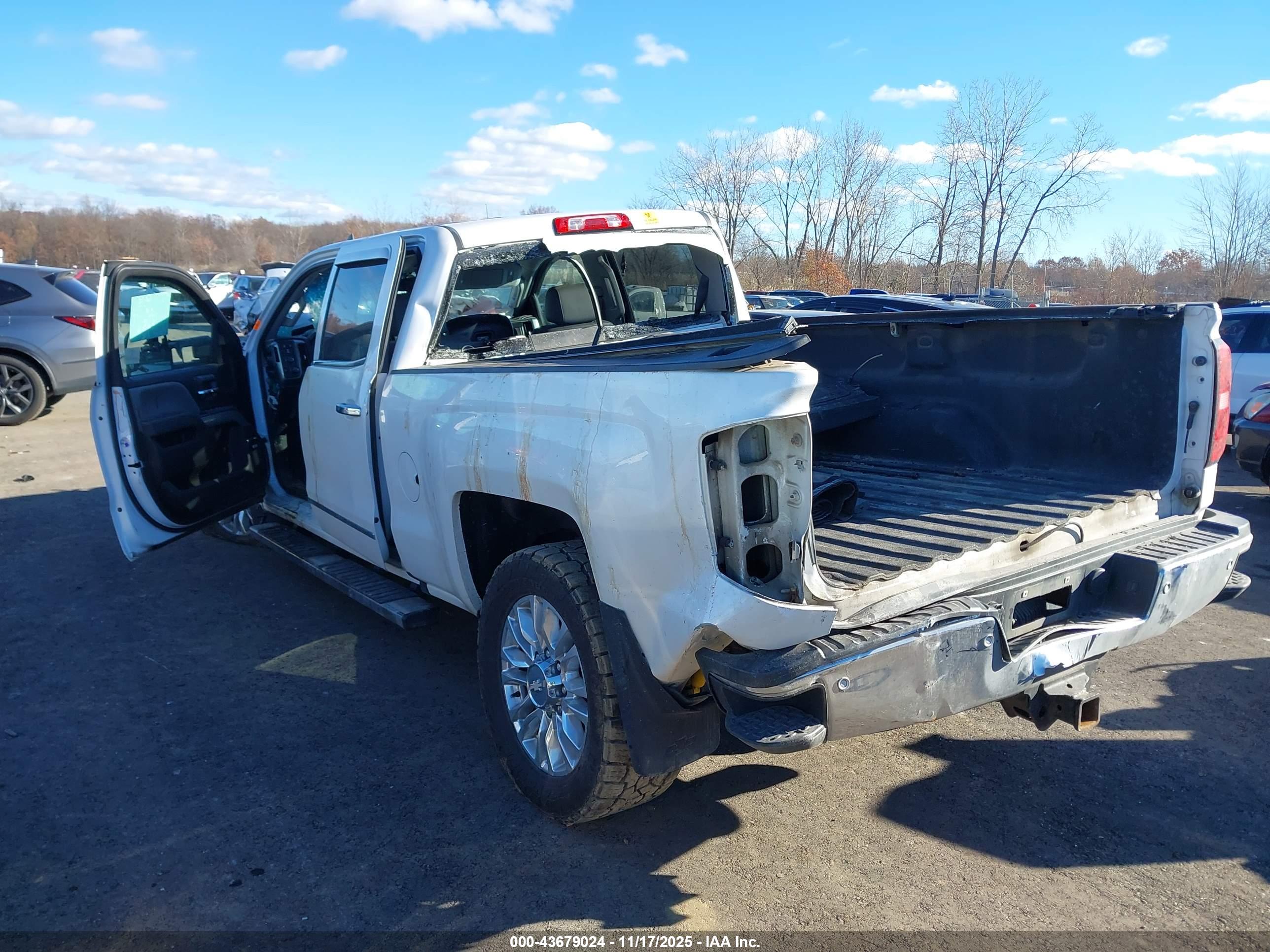 CHEVROLET SILVERADO image 3