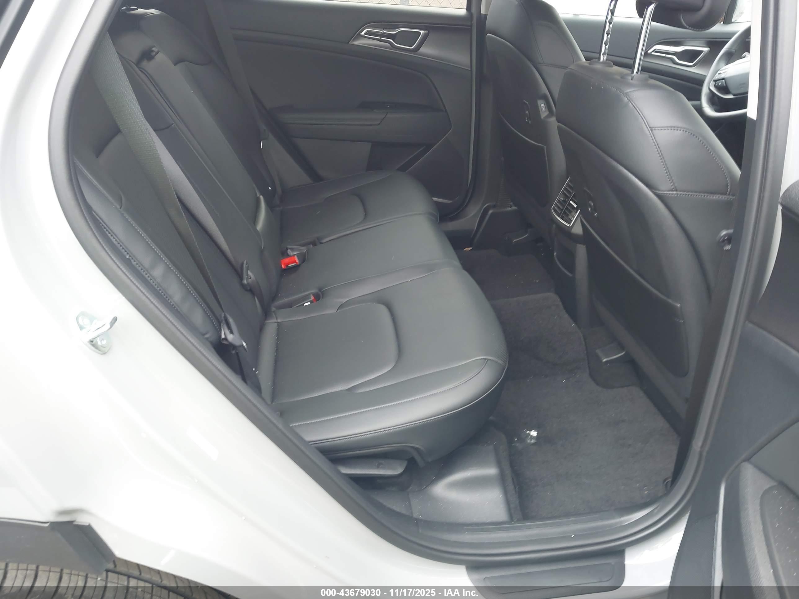 KIA SPORTAGE image 8