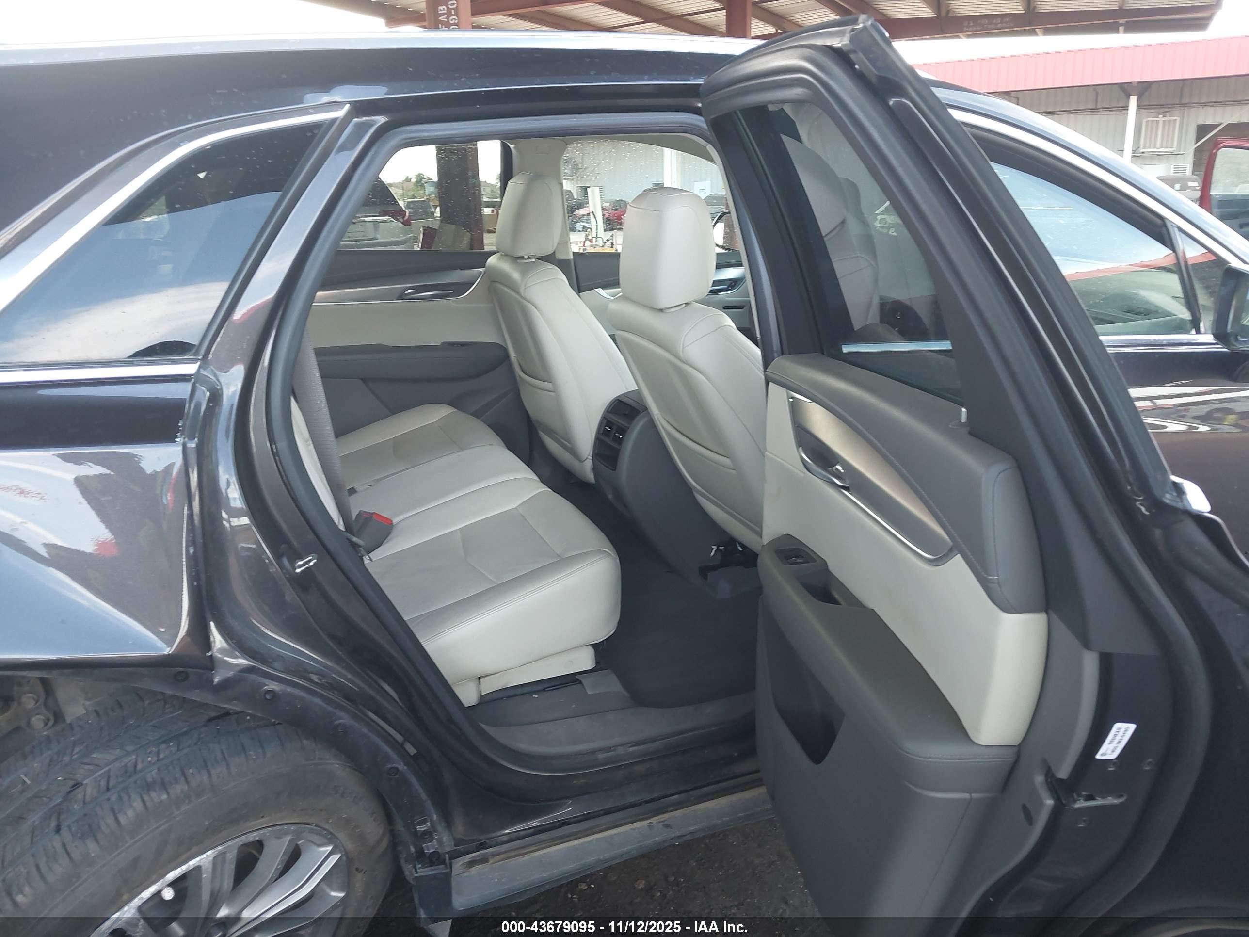 CADILLAC XT5 image 8