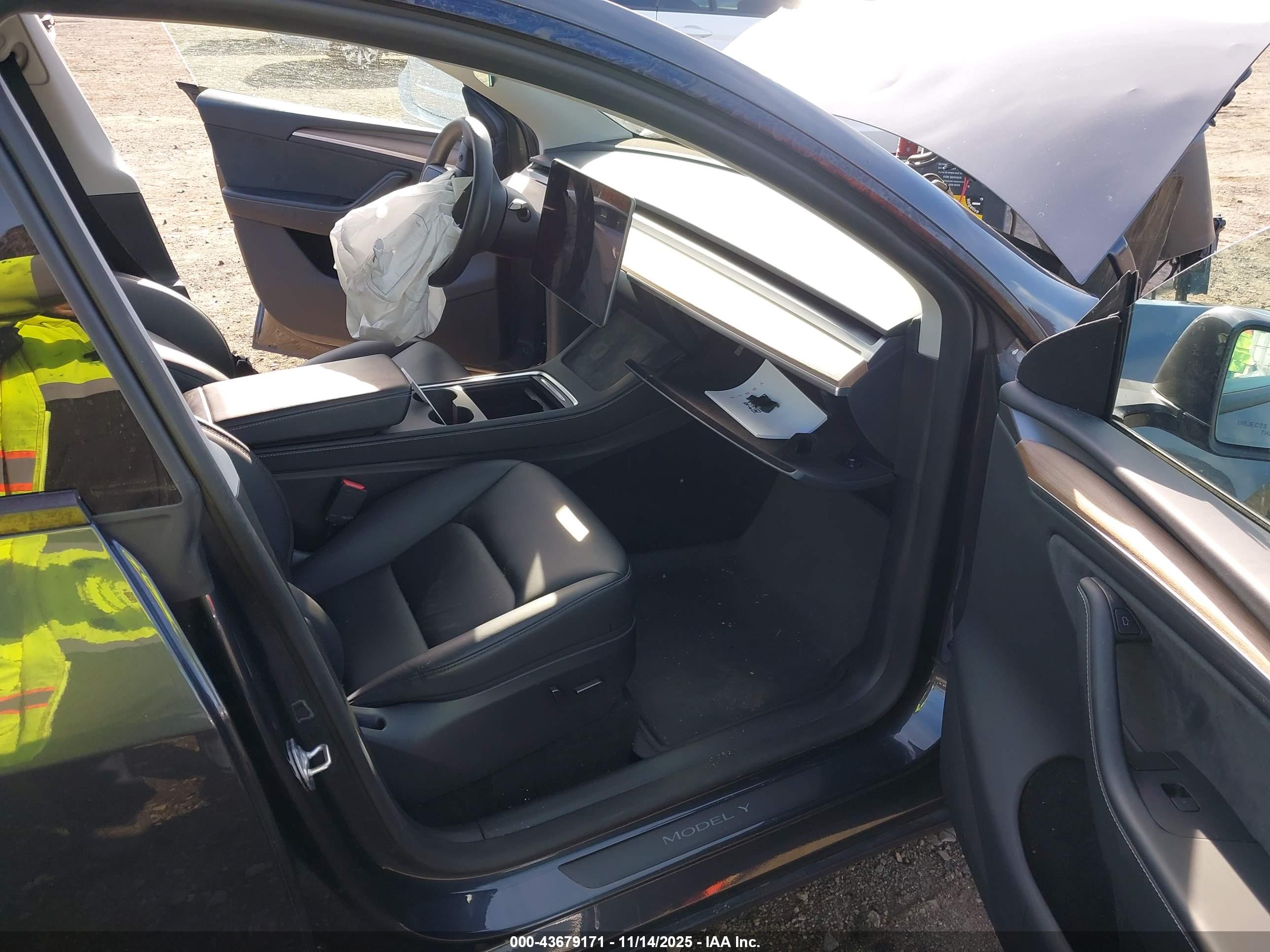 TESLA MODEL image 5