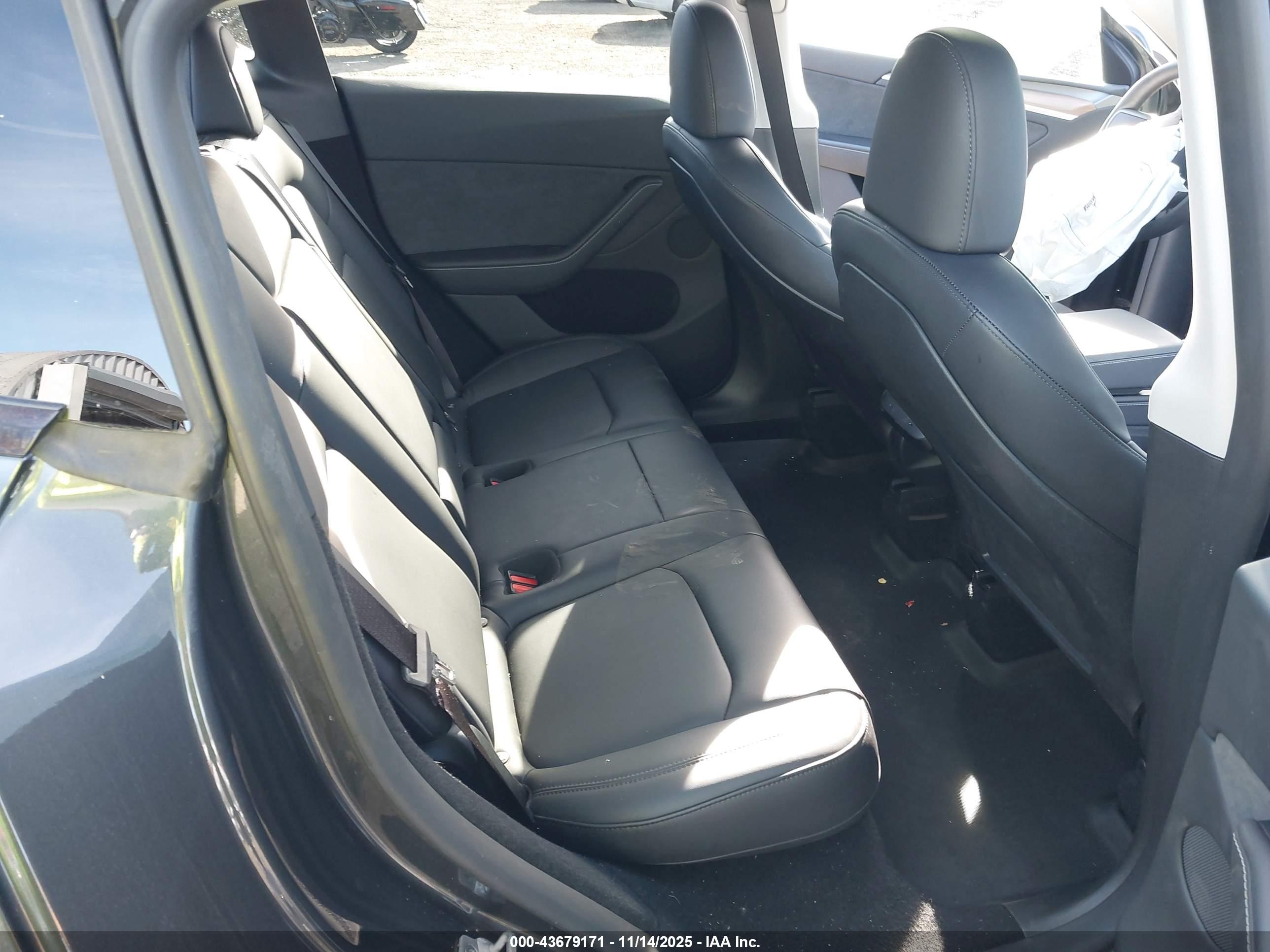 TESLA MODEL image 8