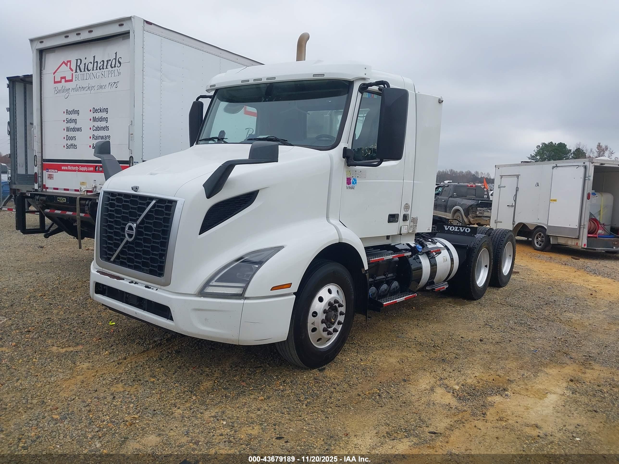 VOLVO VNR image 2