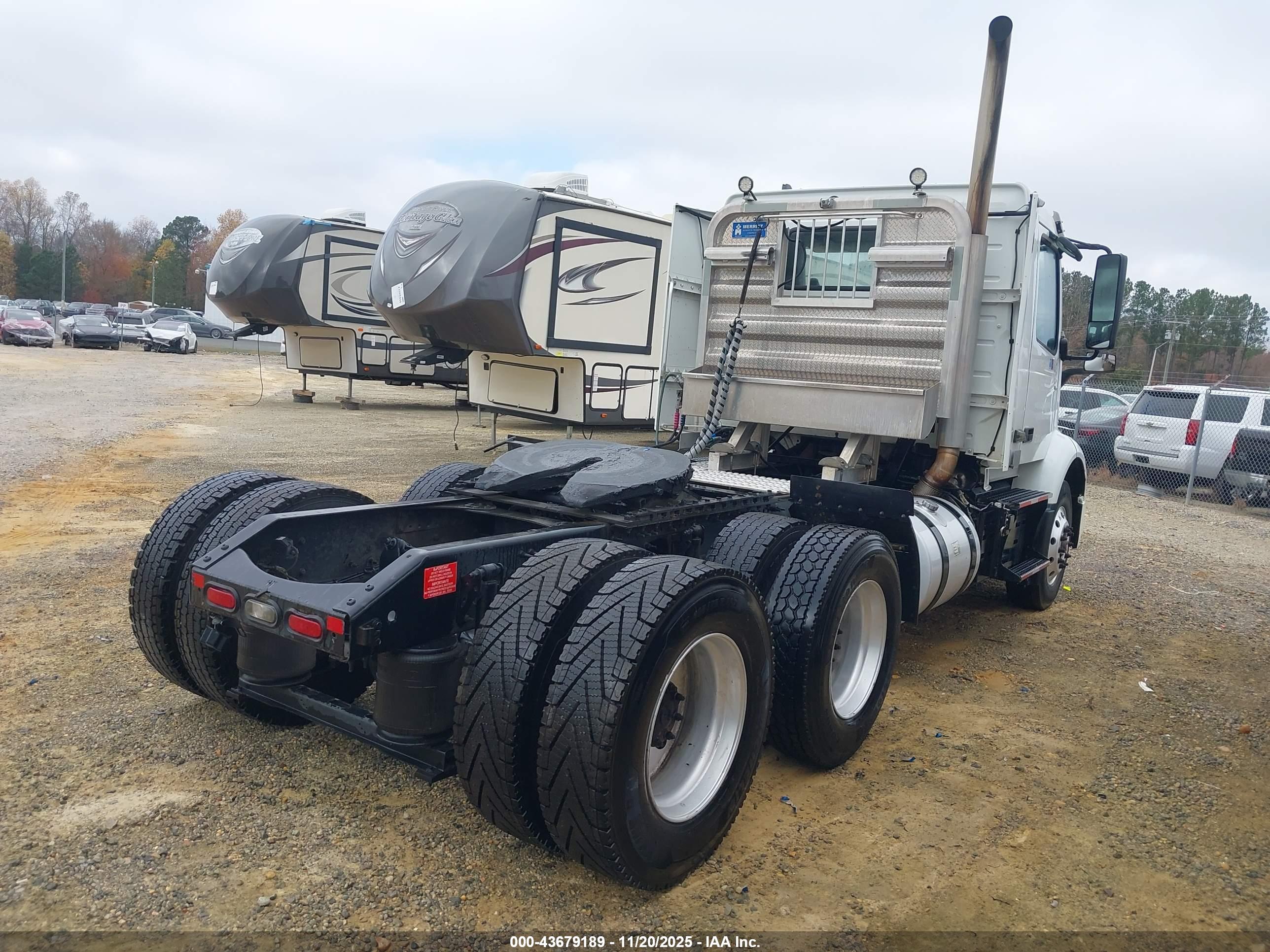 VOLVO VNR image 4