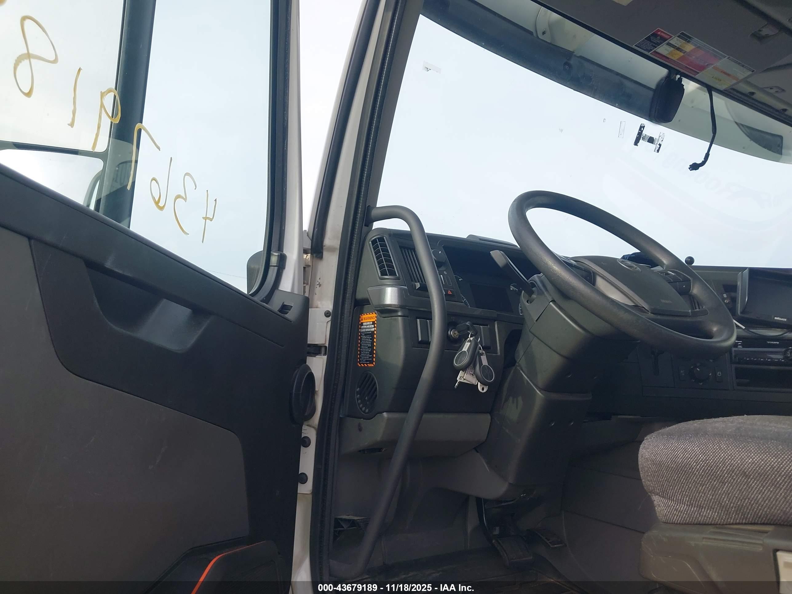 VOLVO VNR image 8