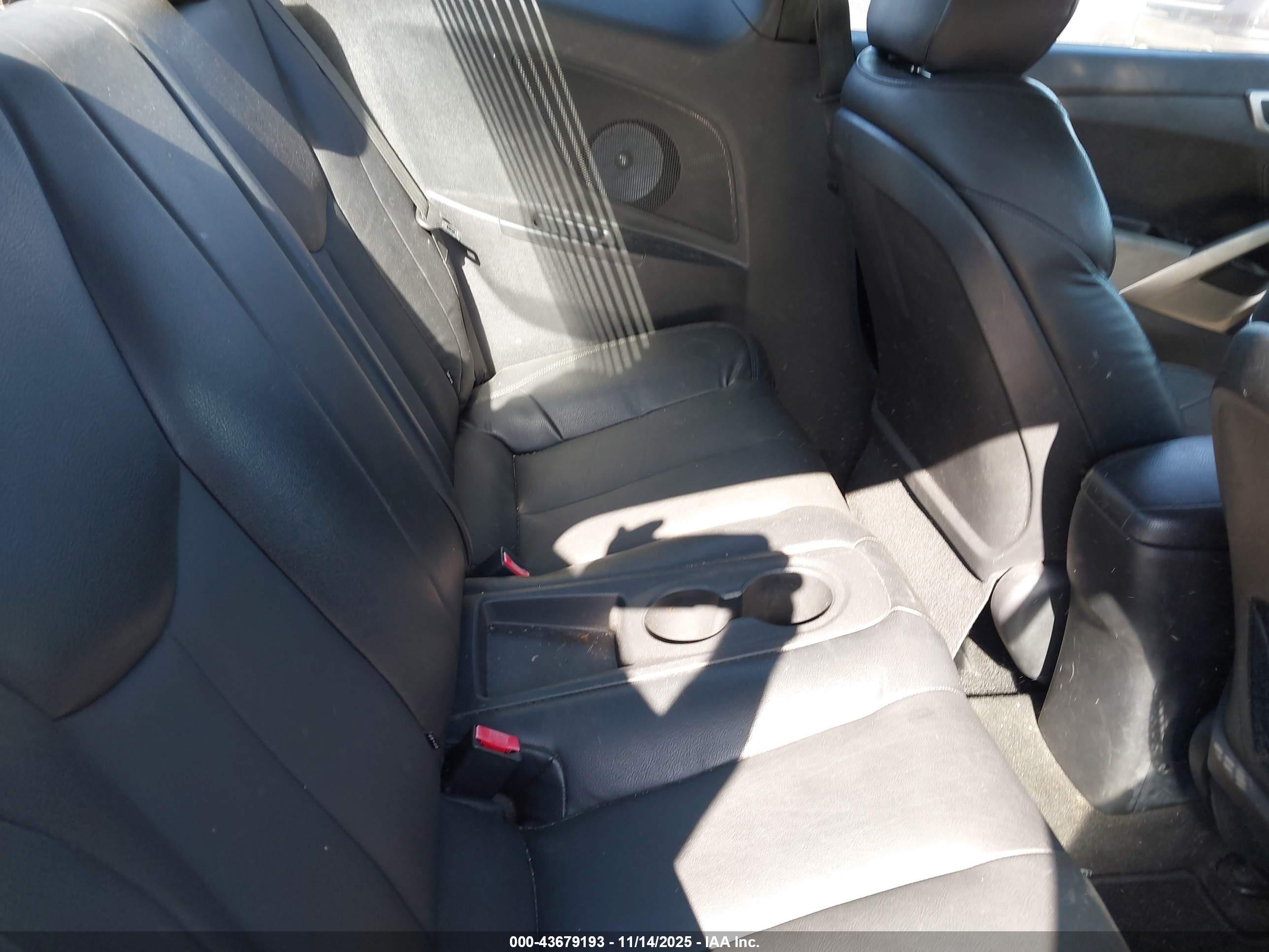HYUNDAI VELOSTER image 8