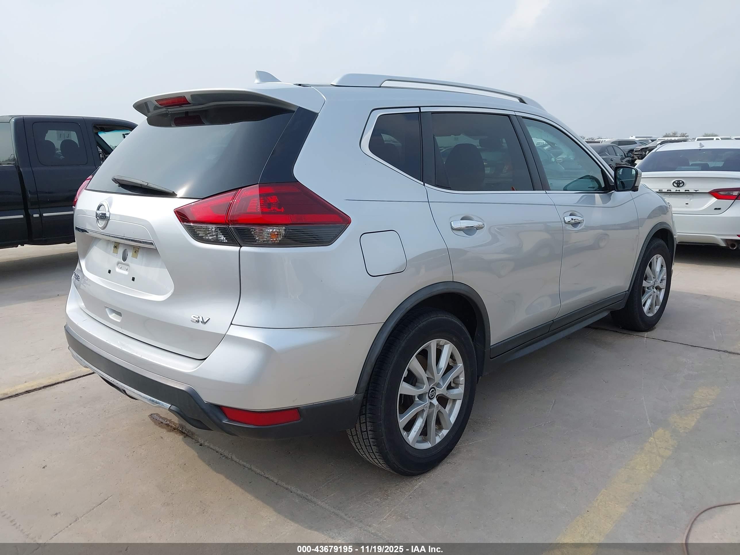 NISSAN ROGUE image 4