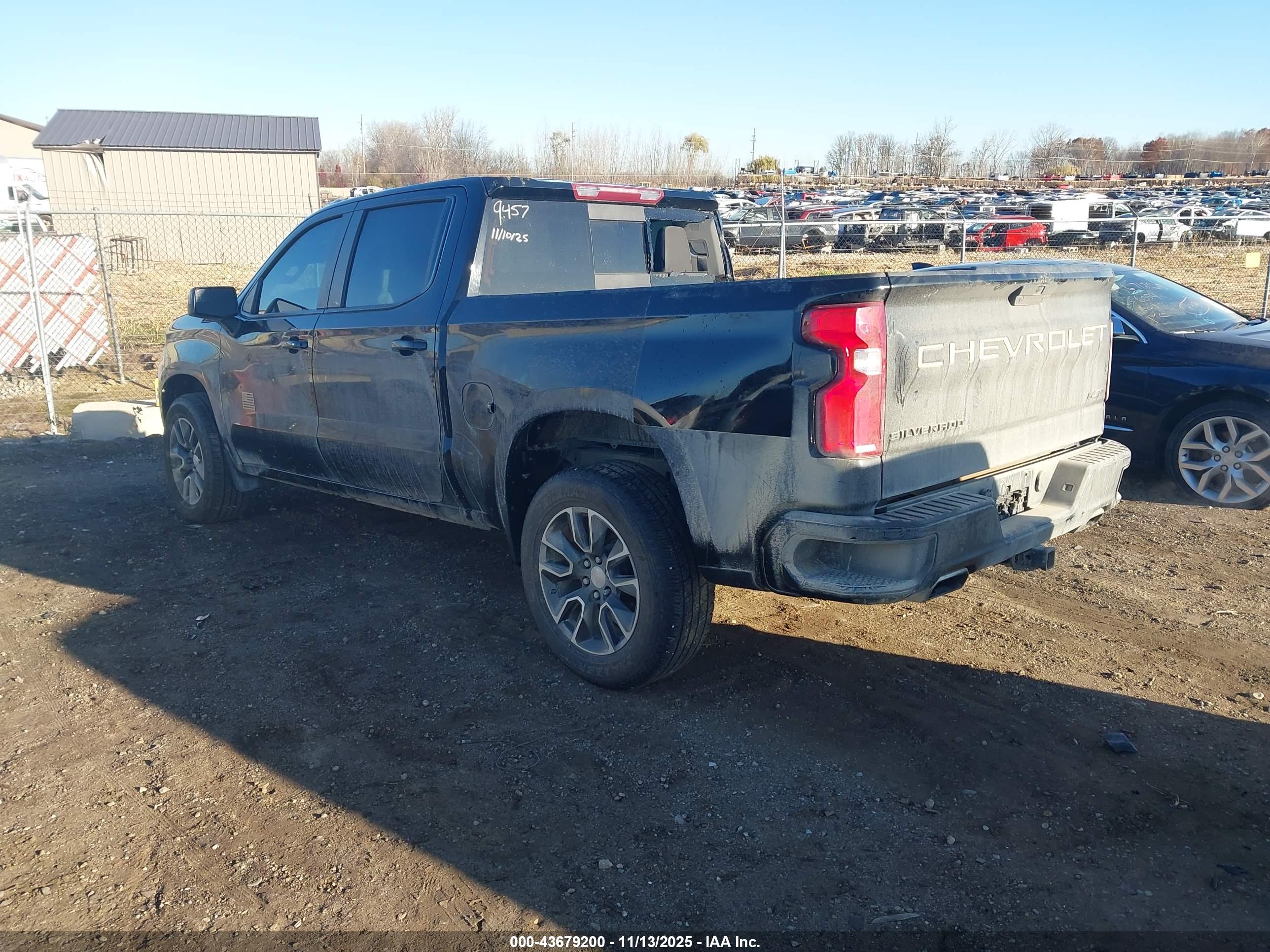 CHEVROLET SILVERADO image 3