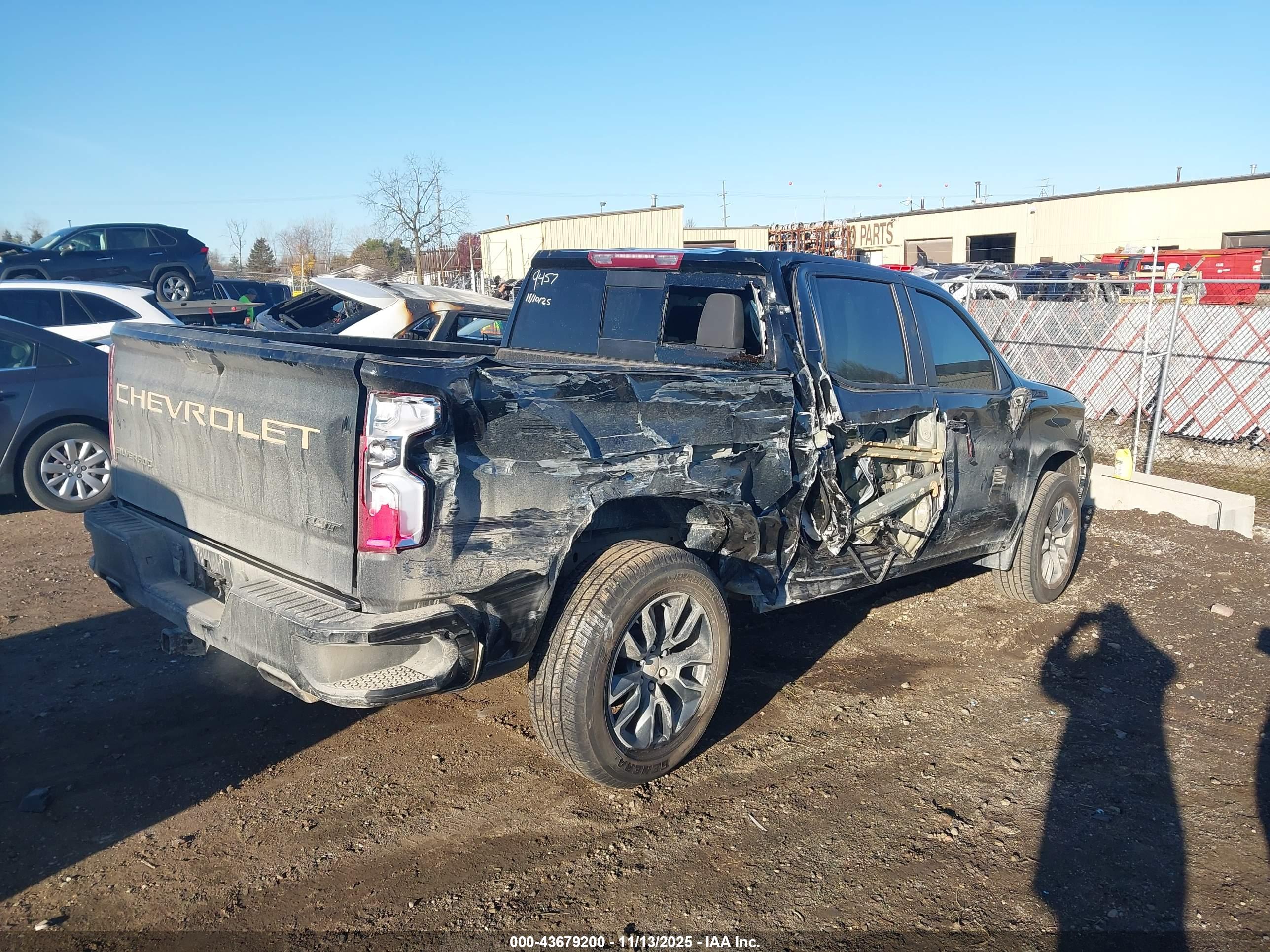 CHEVROLET SILVERADO image 4