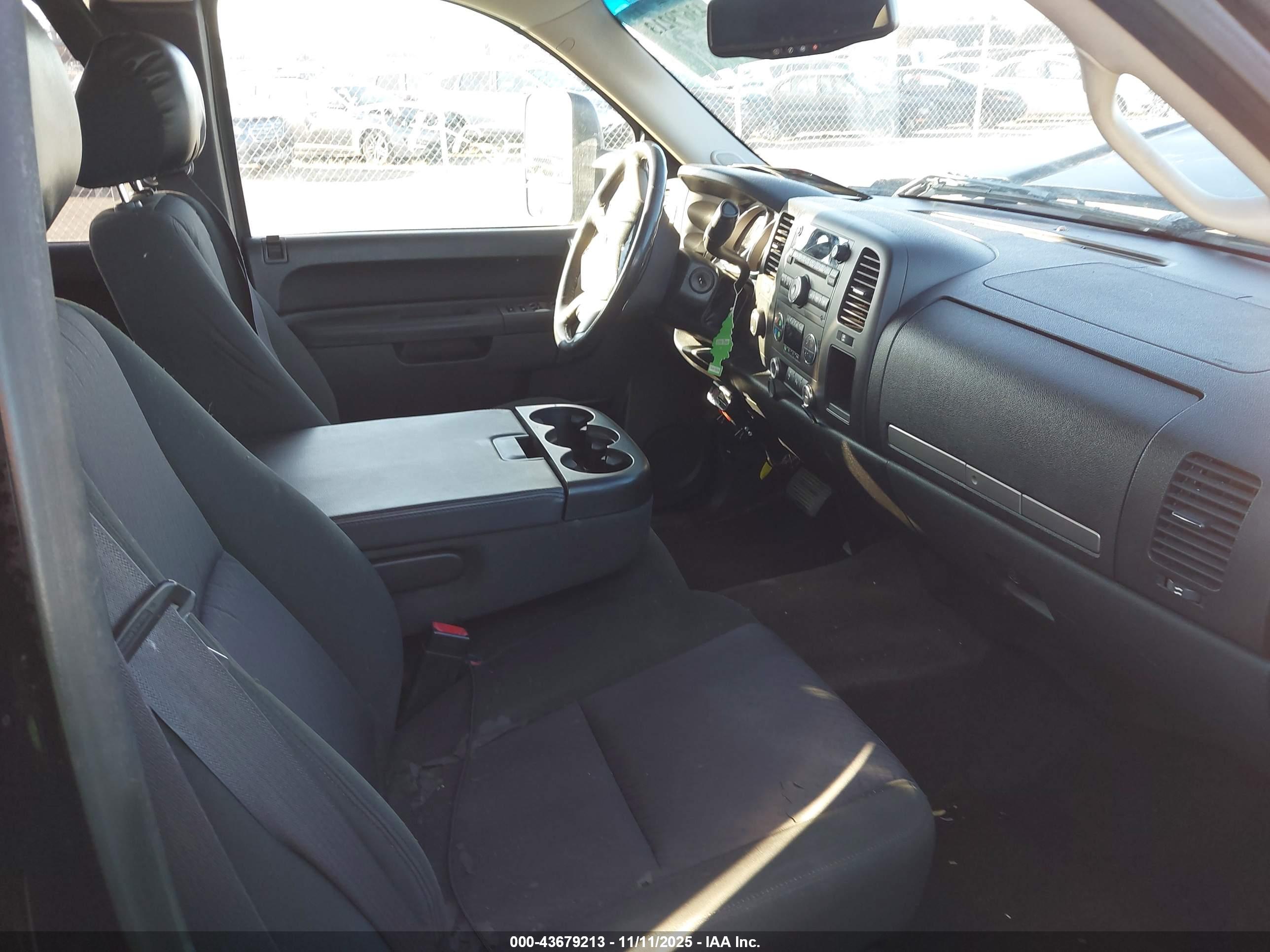 CHEVROLET SILVERADO image 5