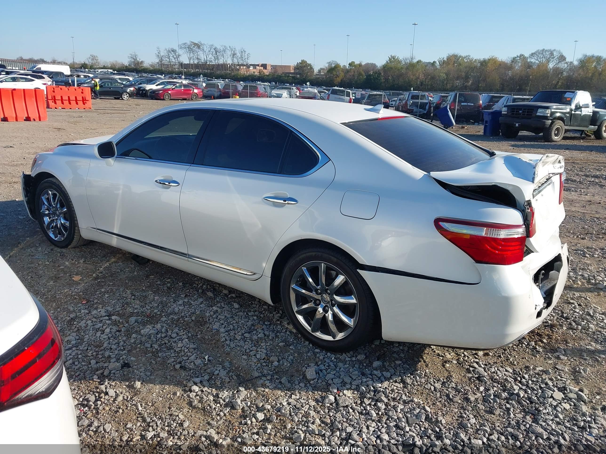 LEXUS LS image 3