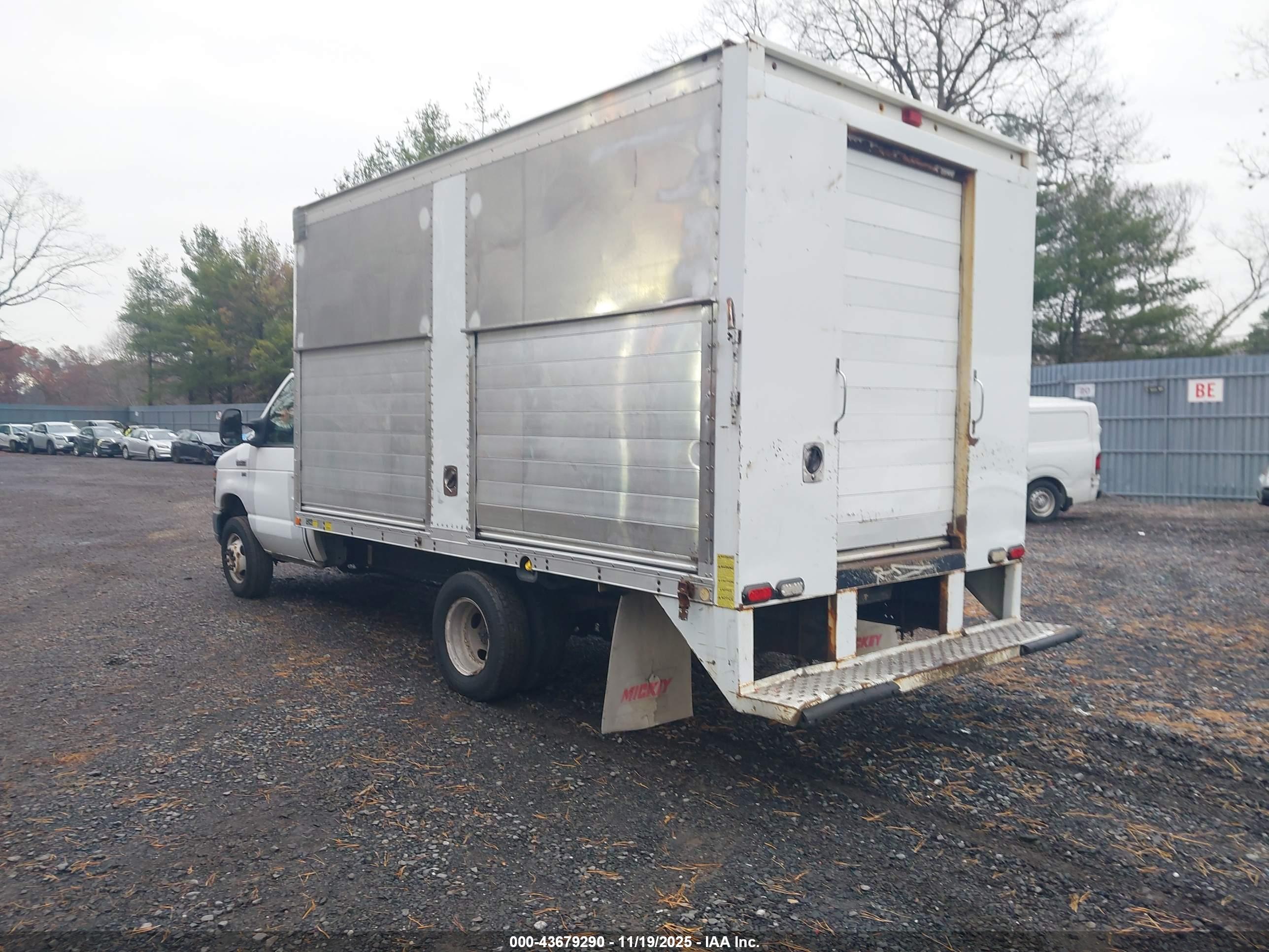 FORD ECONOLINE image 3