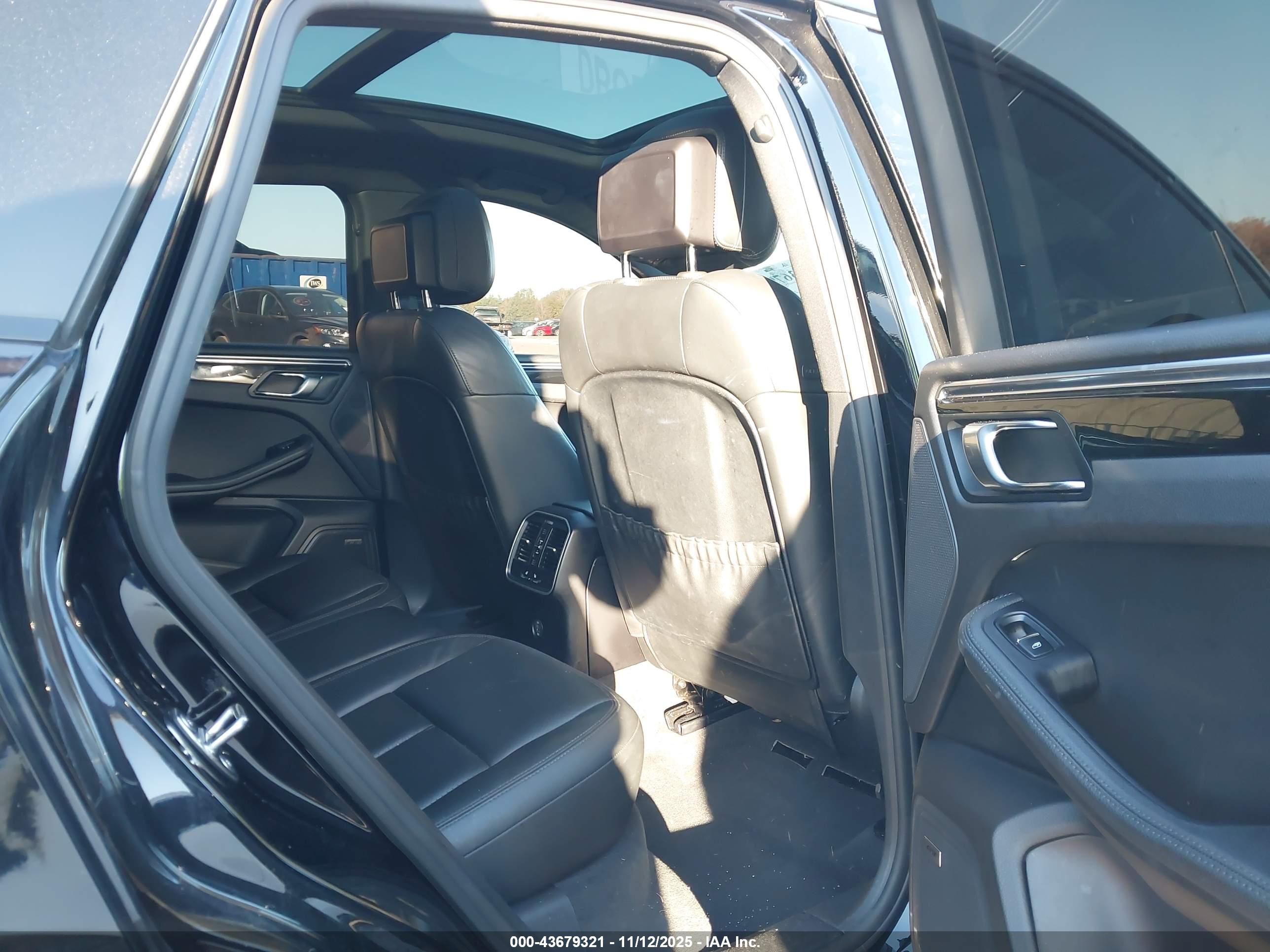 PORSCHE MACAN image 8