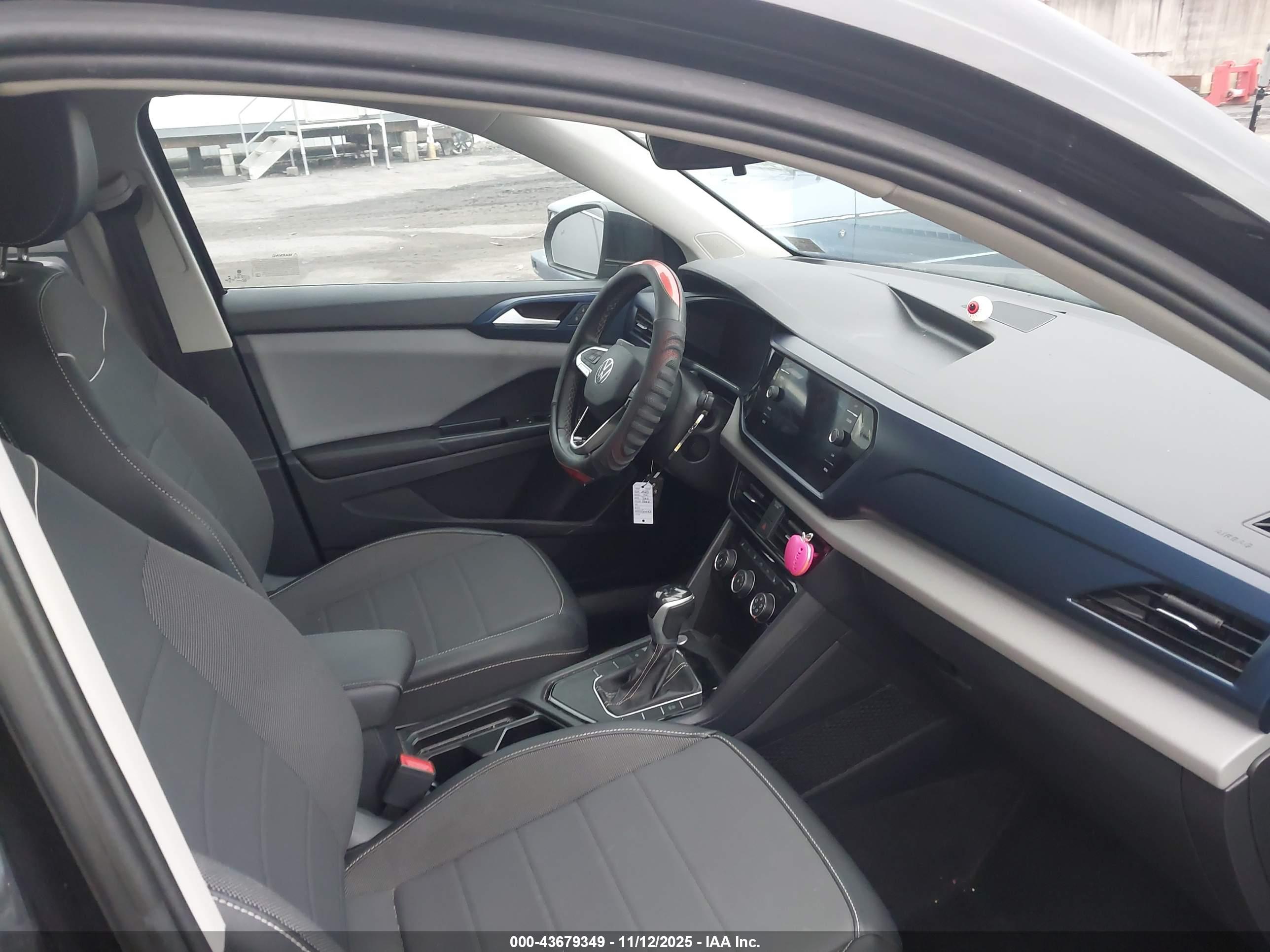 VOLKSWAGEN TAOS image 5