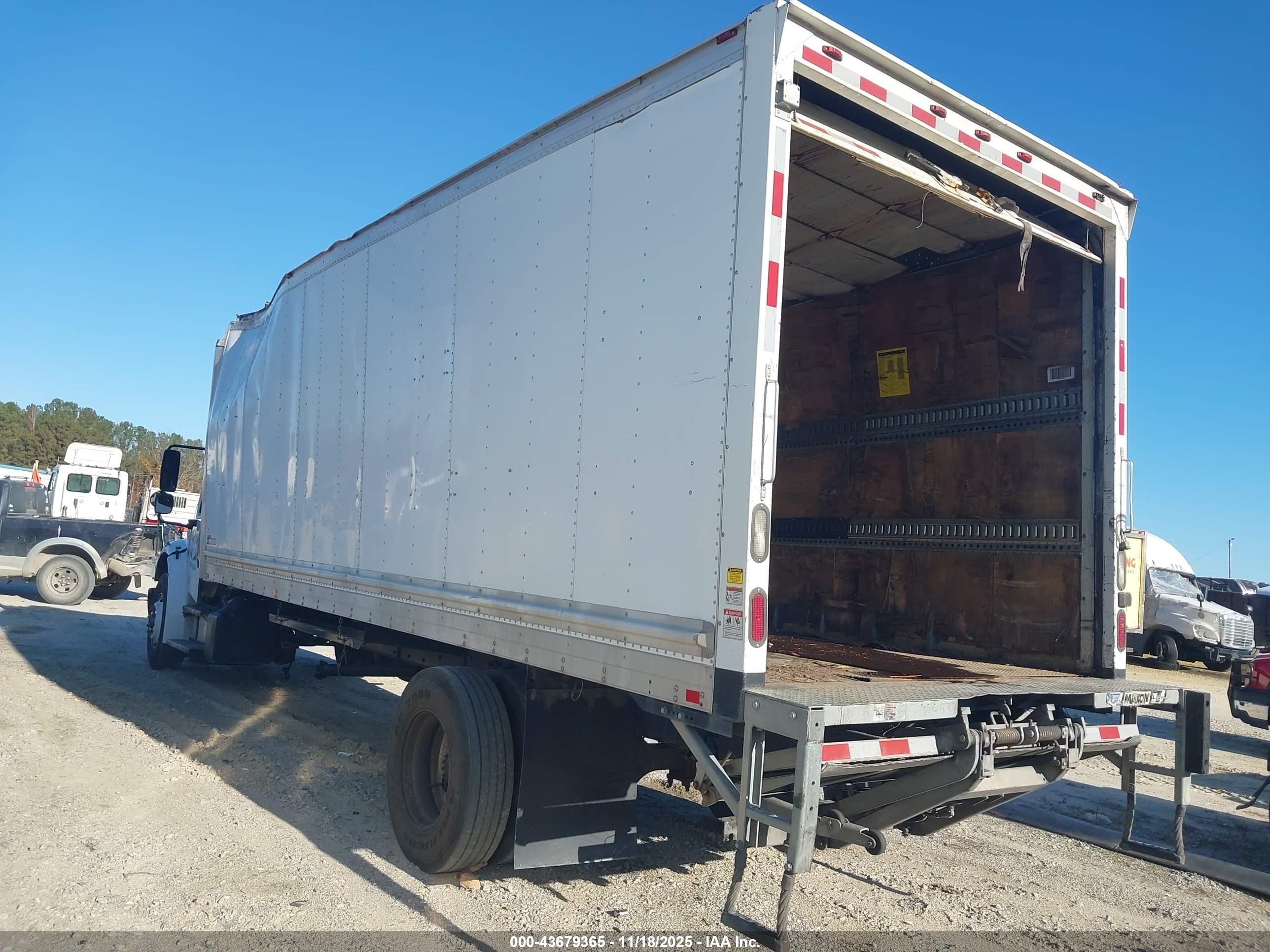 FREIGHTLINER M2 image 3