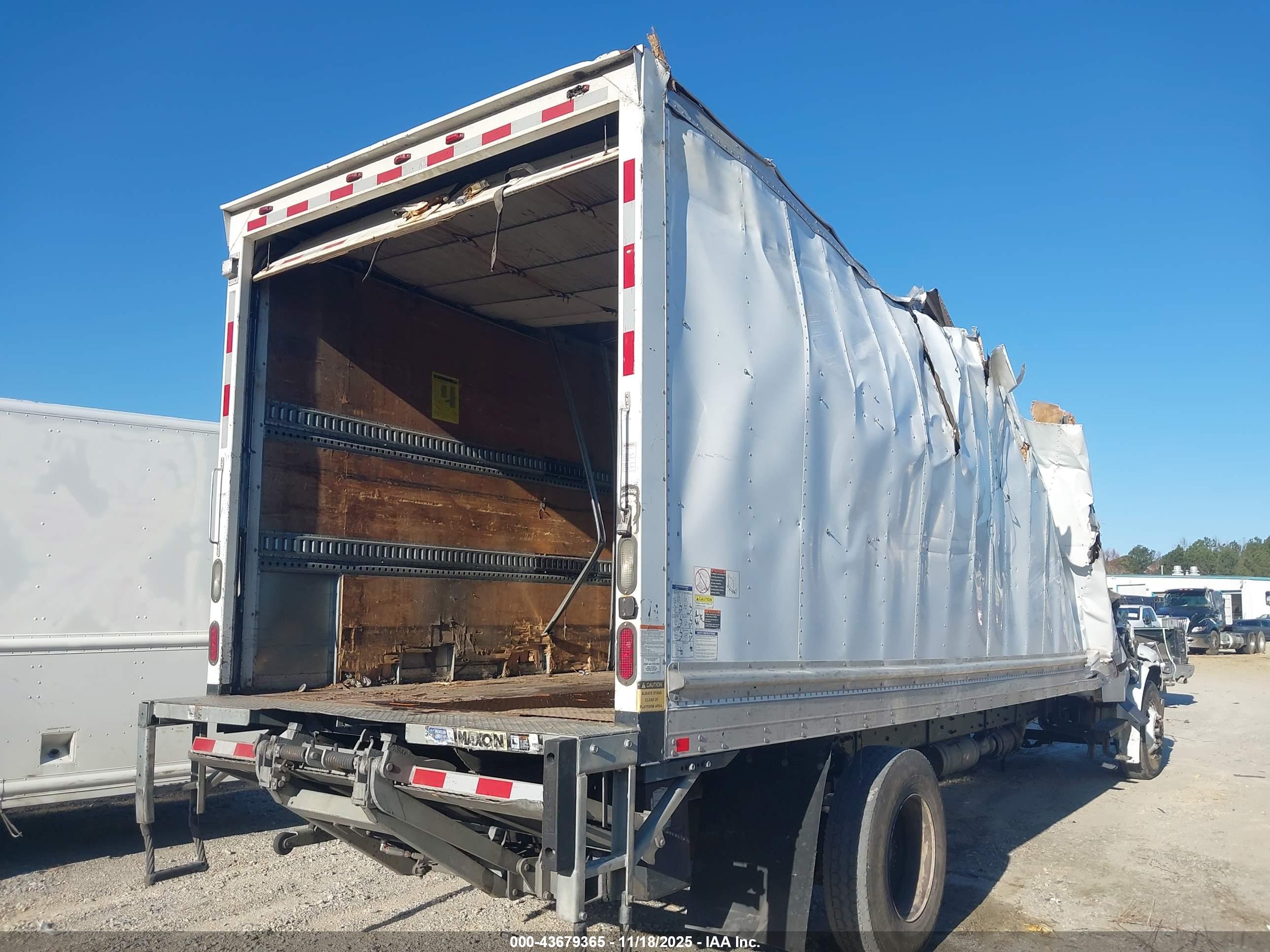FREIGHTLINER M2 image 4