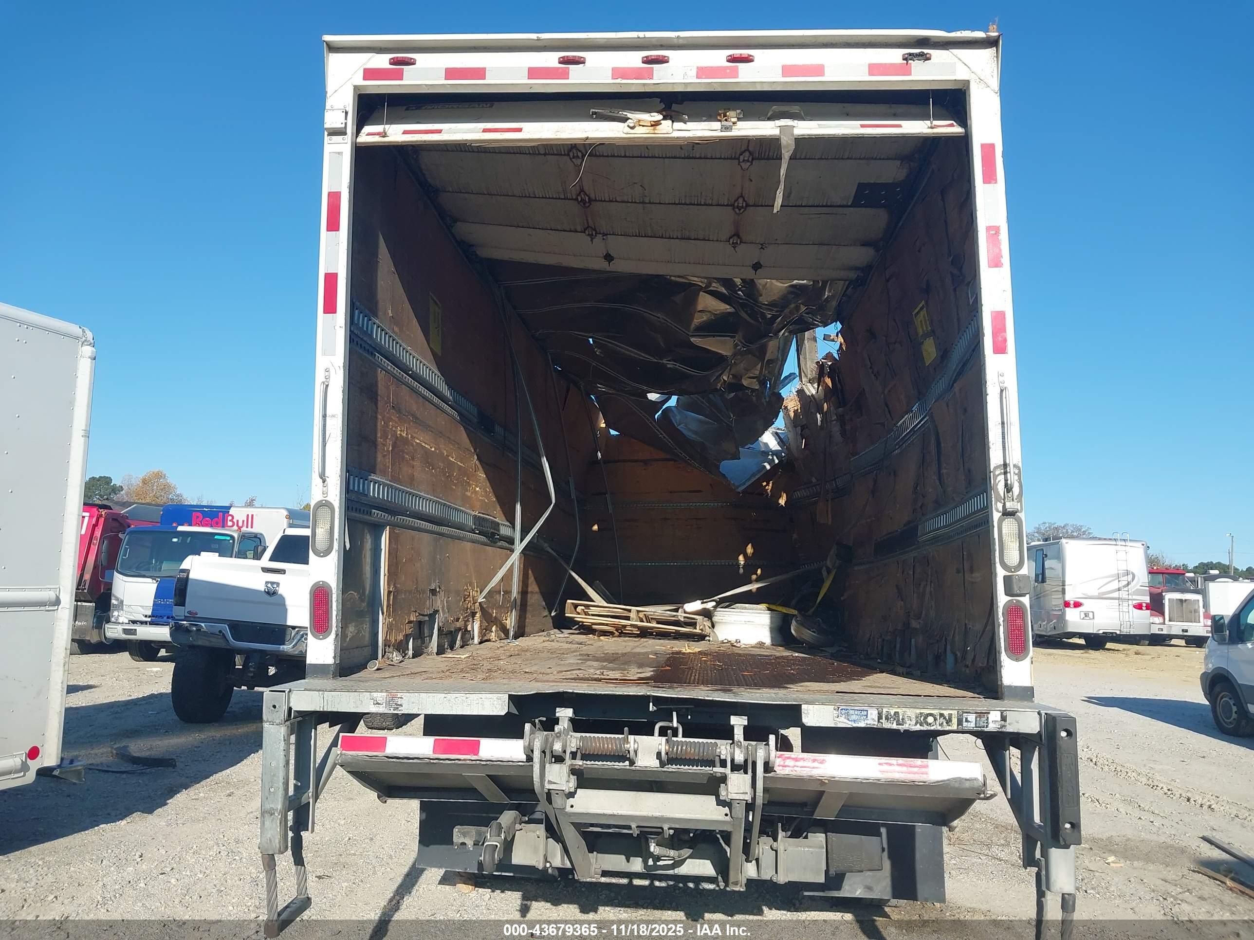 FREIGHTLINER M2 image 8