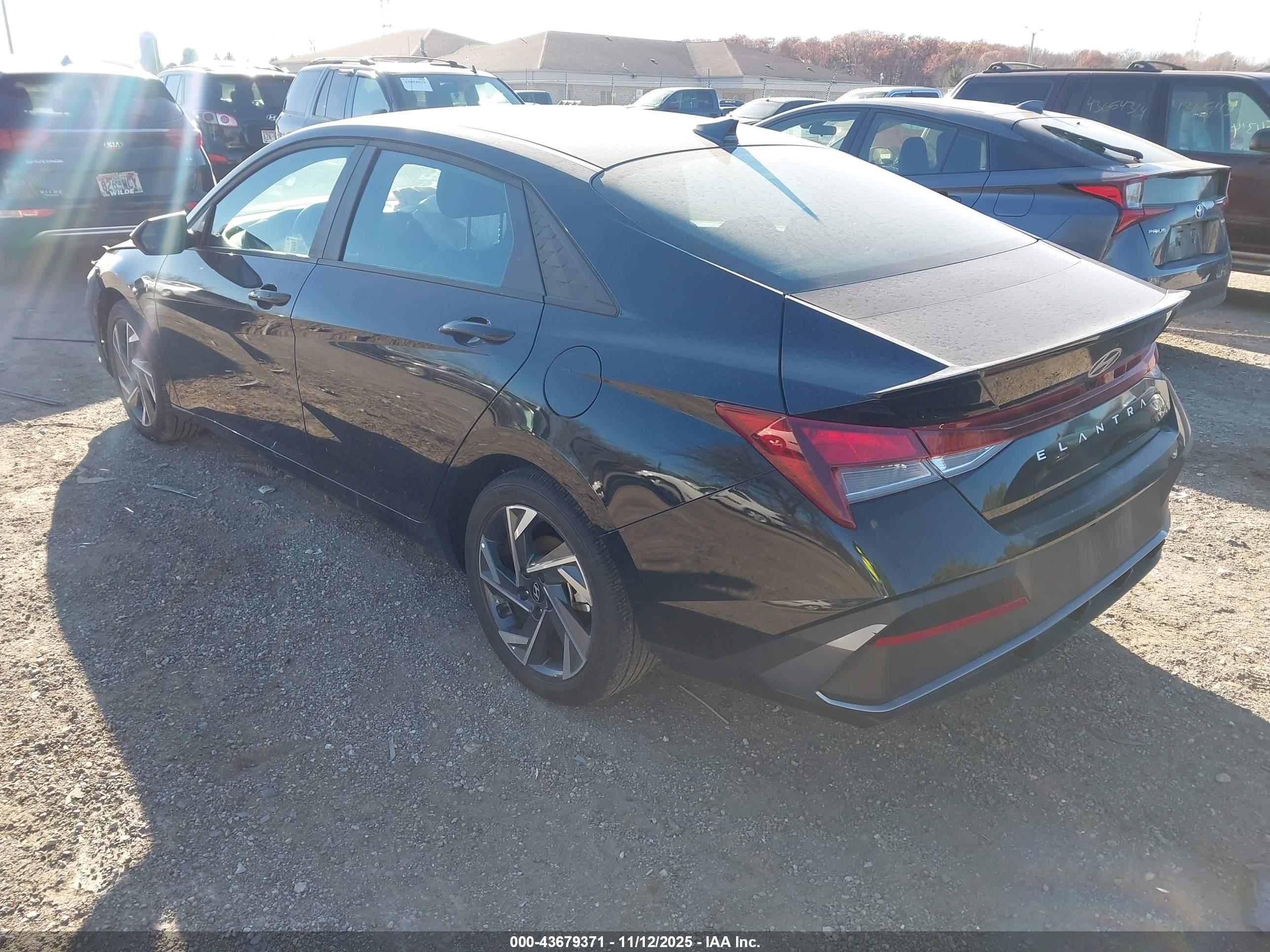 HYUNDAI ELANTRA image 3