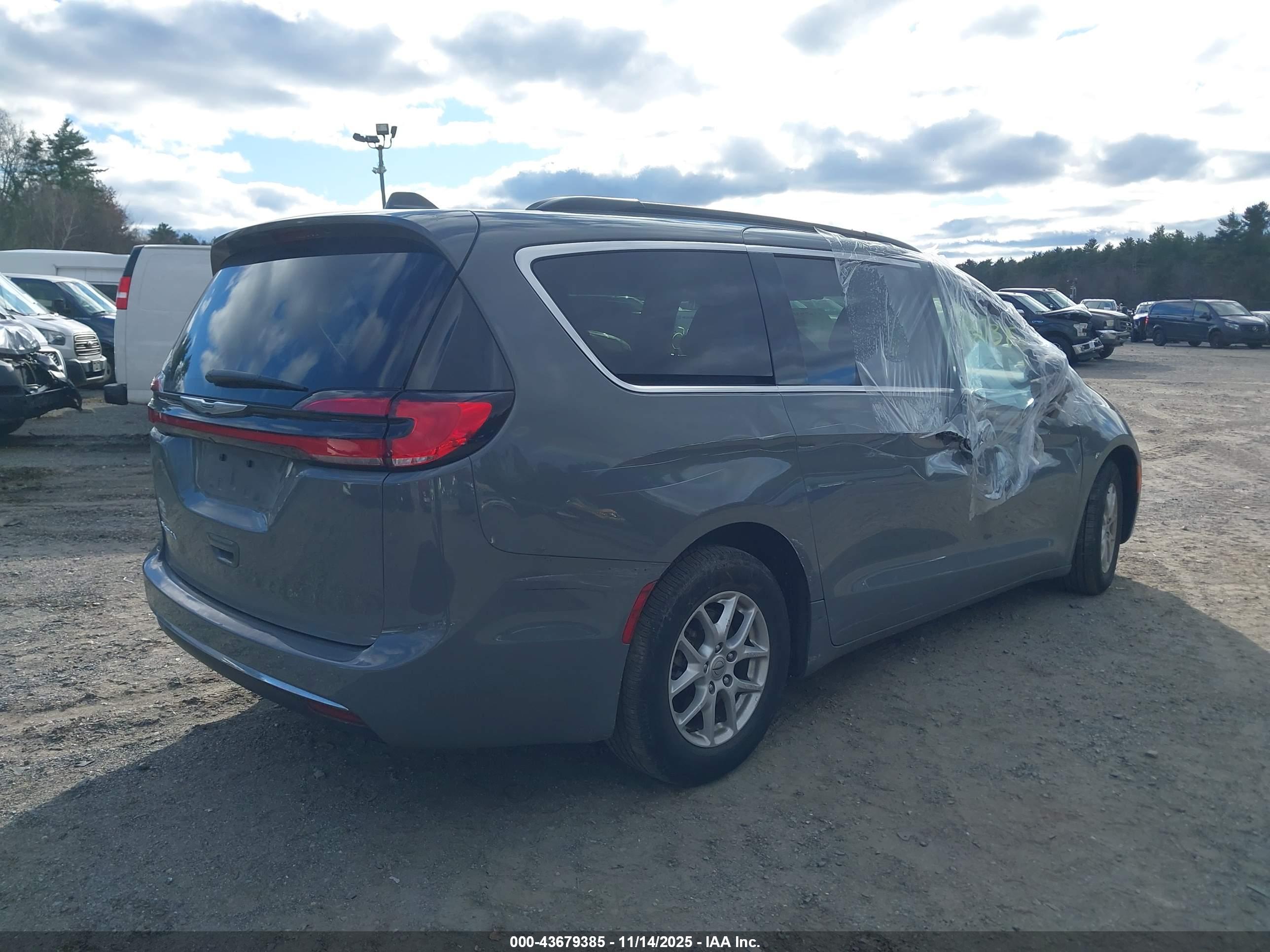 CHRYSLER PACIFICA image 4