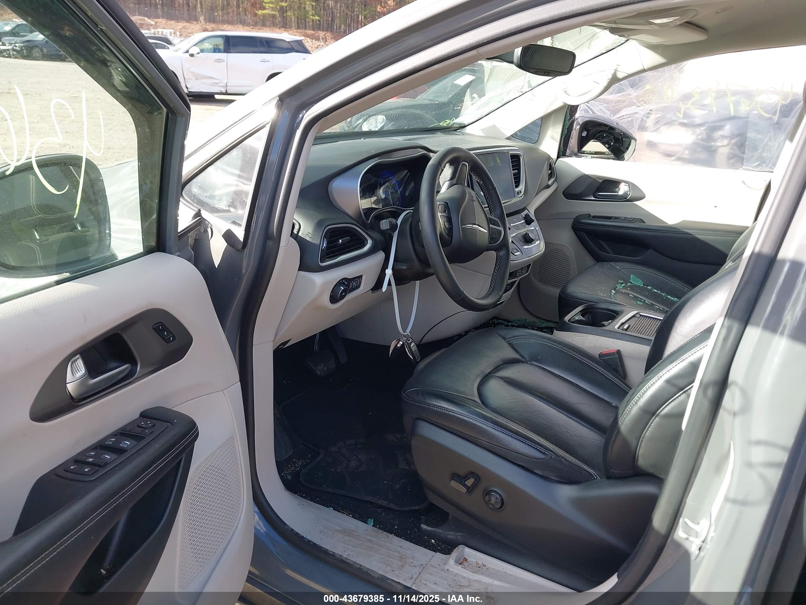 CHRYSLER PACIFICA image 5