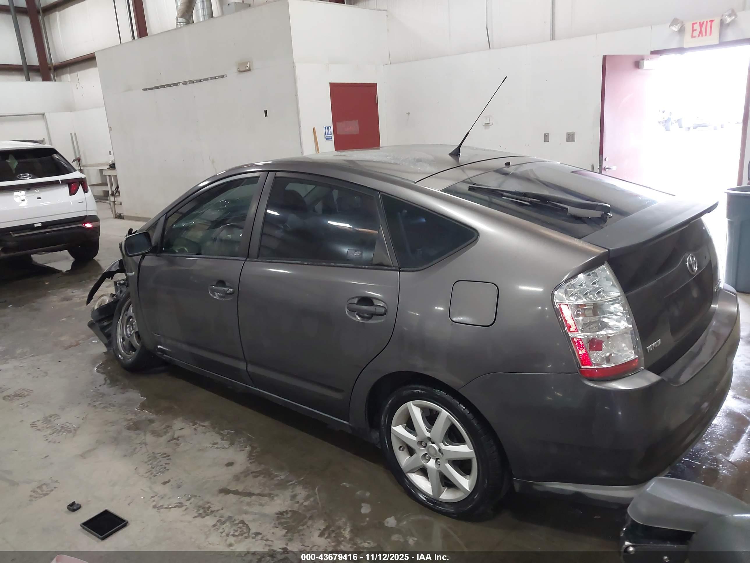TOYOTA PRIUS image 3