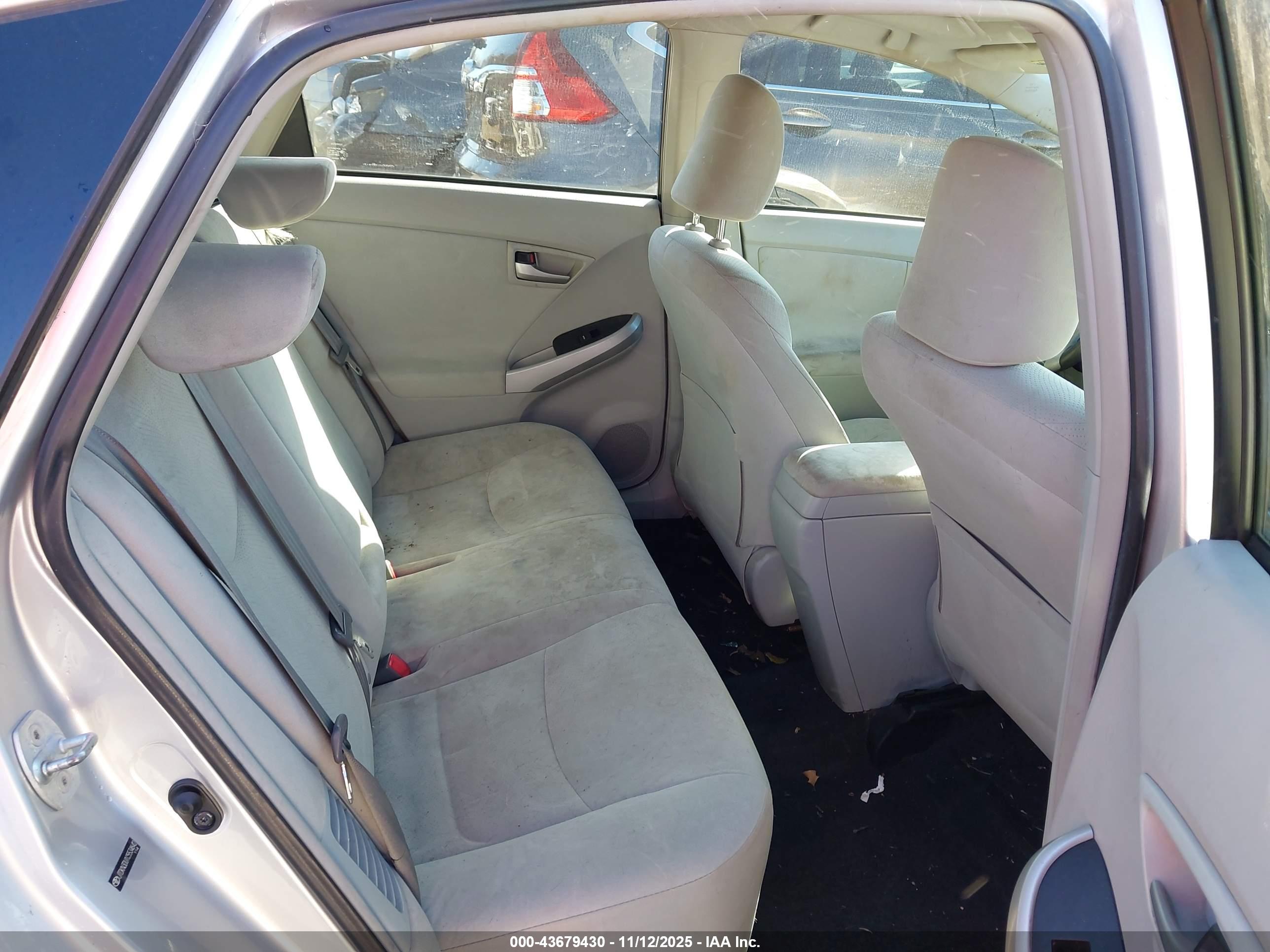 TOYOTA PRIUS image 8