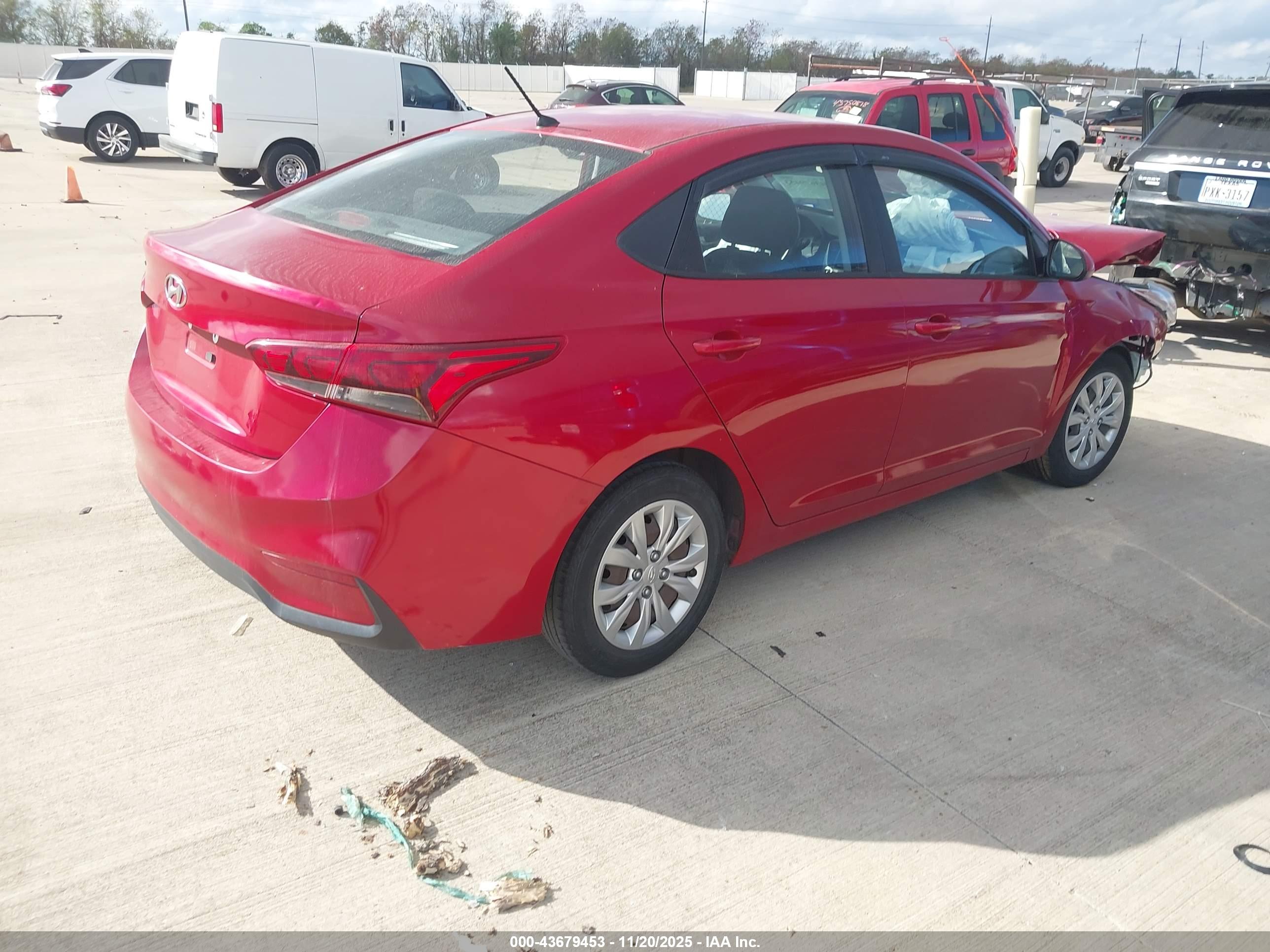 HYUNDAI ACCENT image 4