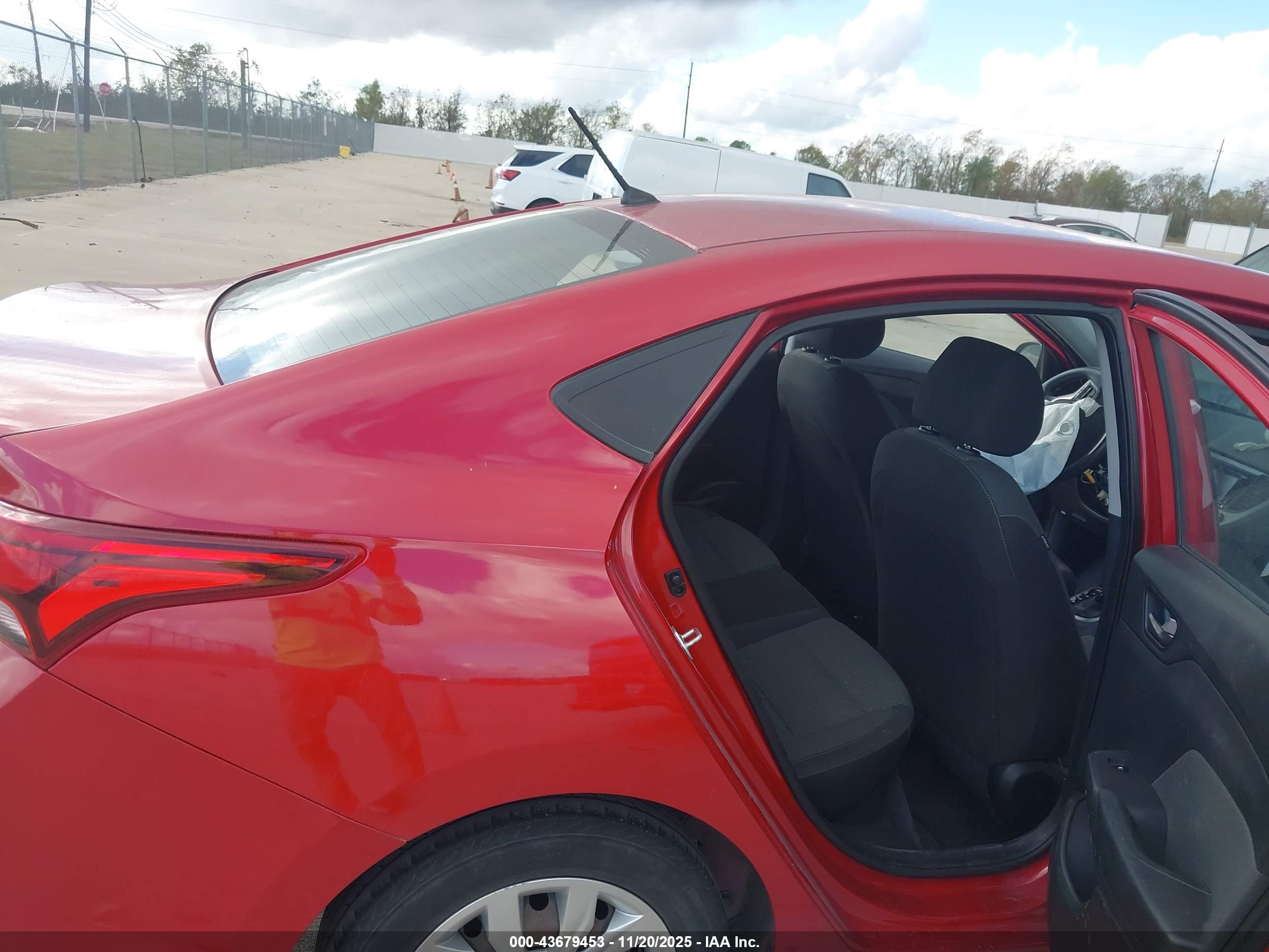 HYUNDAI ACCENT image 8