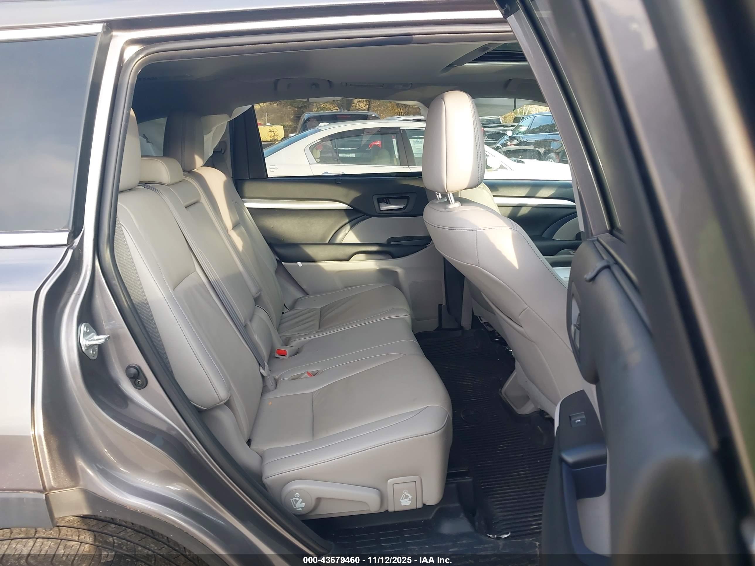 TOYOTA HIGHLANDER image 8