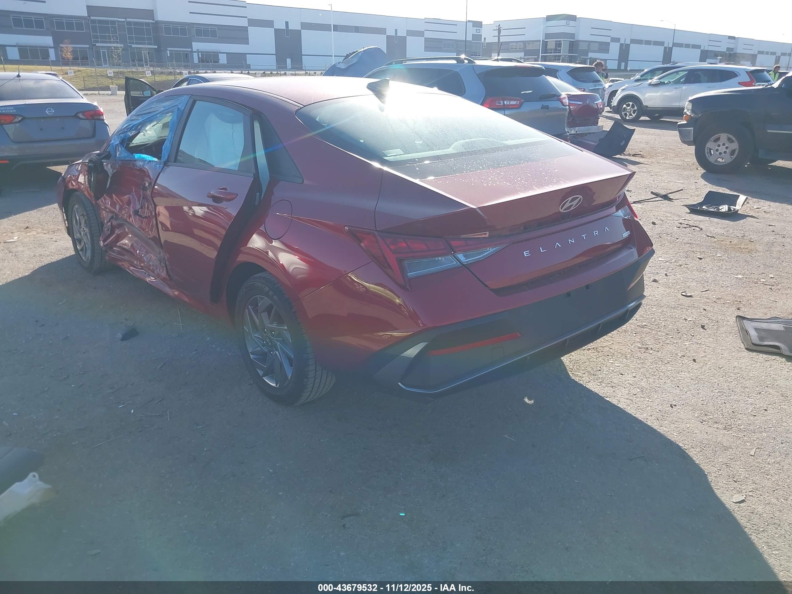 HYUNDAI ELANTRA image 3